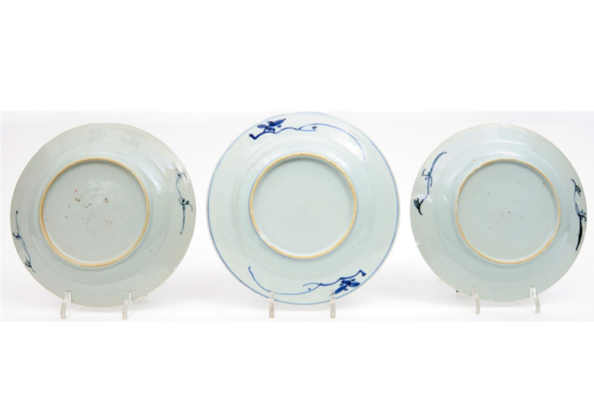 three 18th Cent. Chinese plates (two are a pair) in porcelain with blue-white decor Lot van drie - Image 2 of 2
