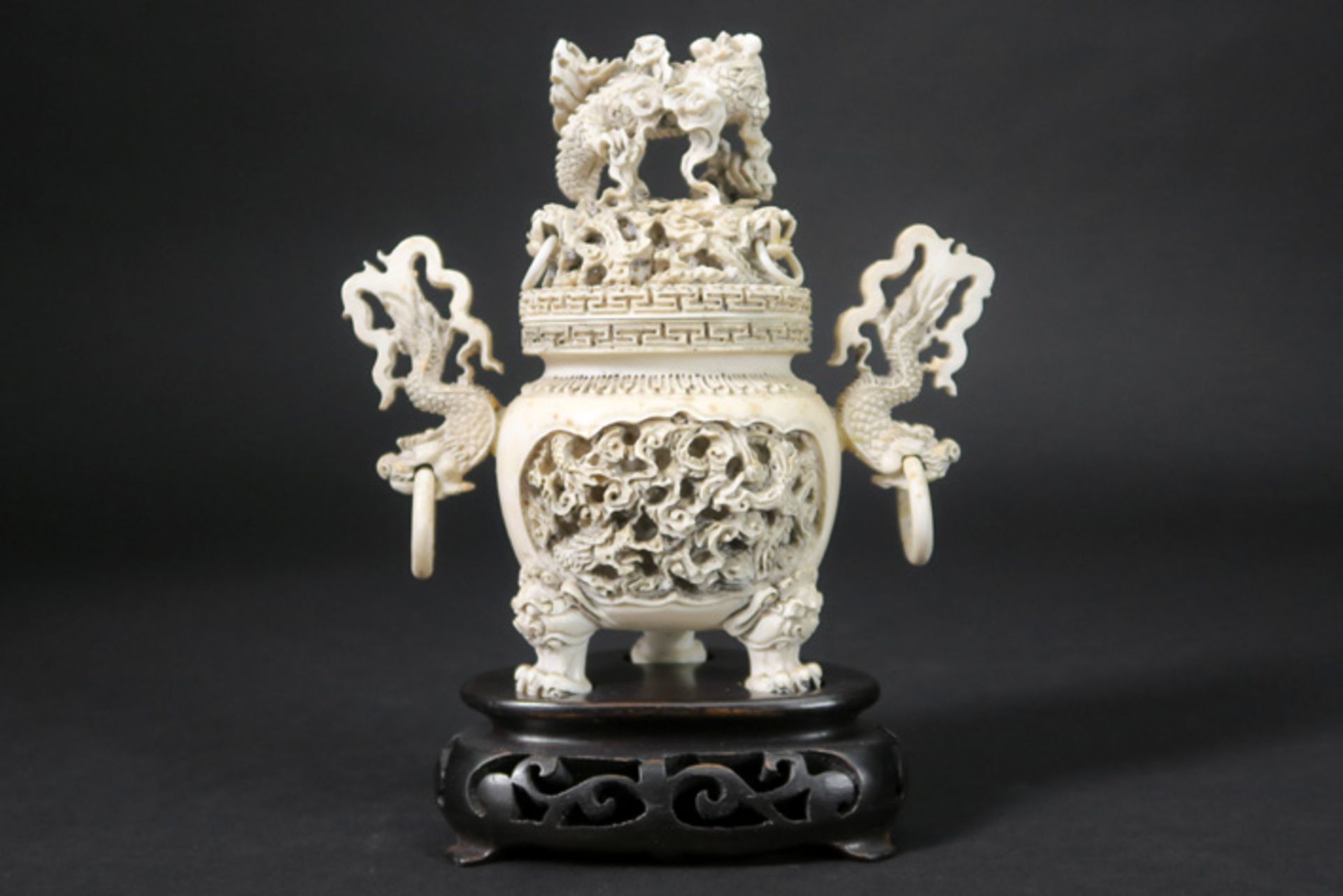 'antique' Chinese lidded pot in ivory Chinese gedekselde pot met twee greepjes en op drie pootjes in - Image 2 of 3