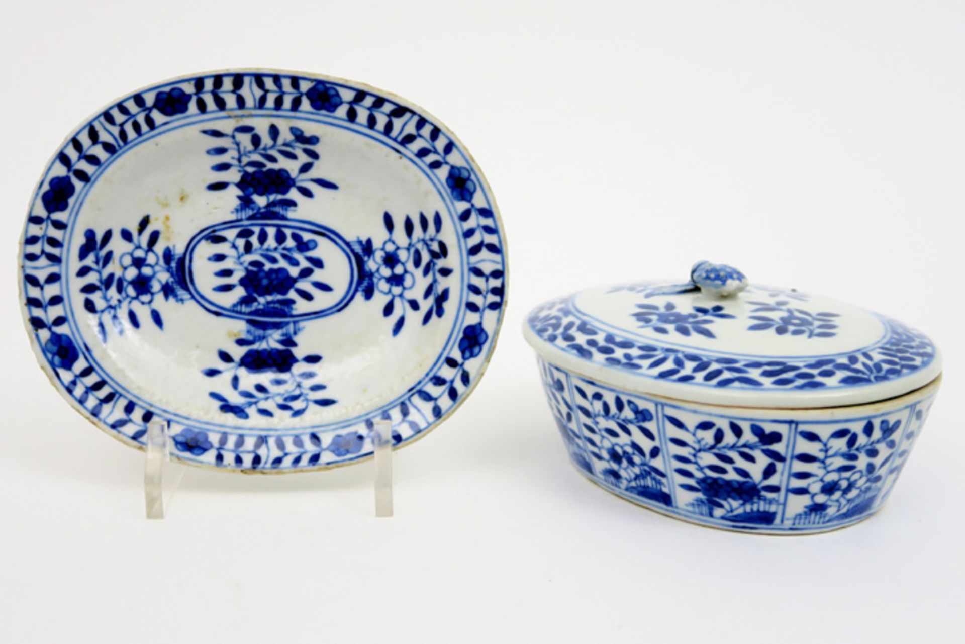 small 18th Cent. Chinese tureen with its lid and dish in porcelain with a blue-white flower decor - Image 2 of 2