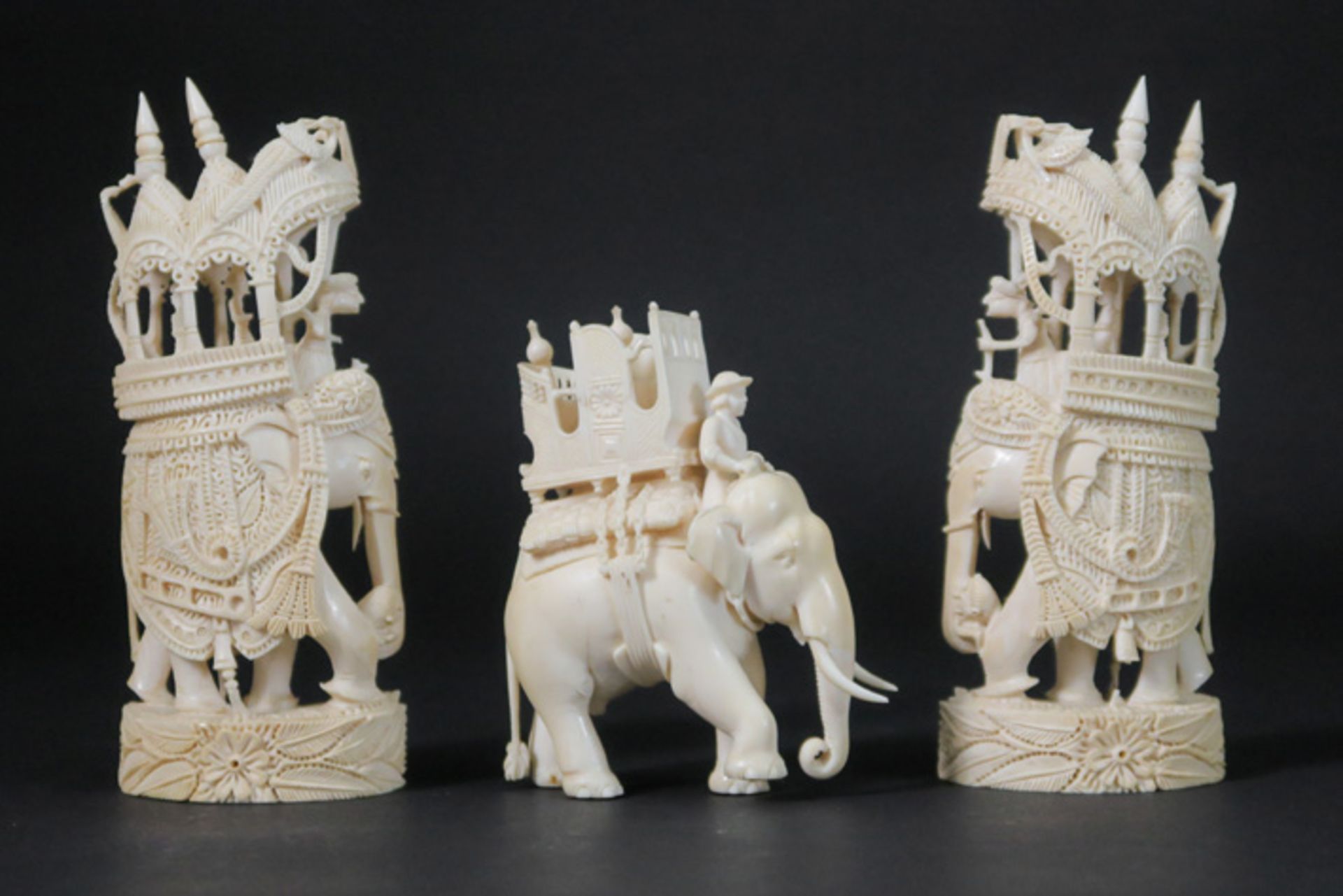 three small Indian ivory elephant sculptures Lot van drie 'antieke' Indische ivoren sculptuurtjes