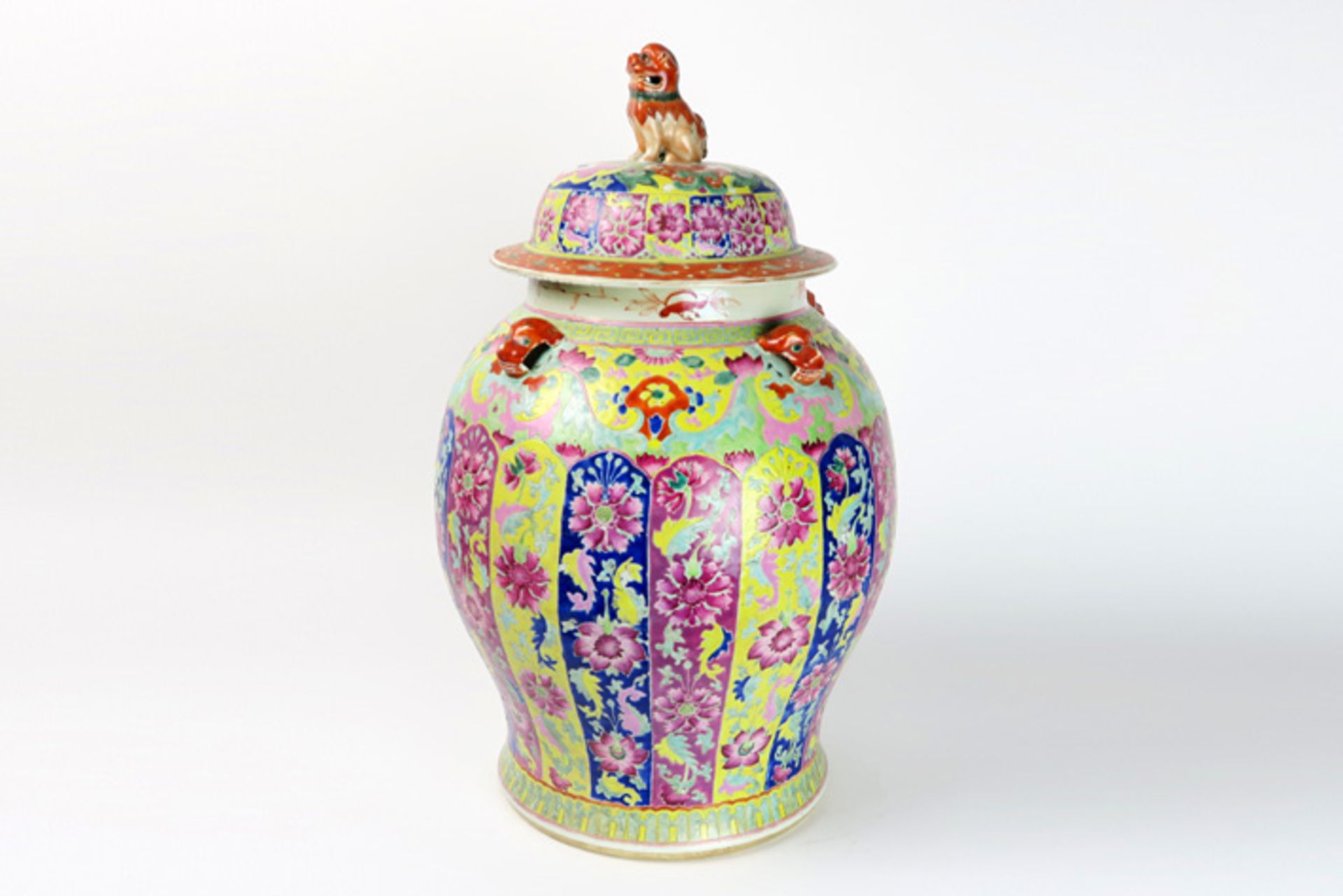 antique Chinese lidded vase in porcelain with polychrome decor Antieke Chinese gedekselde vaas in