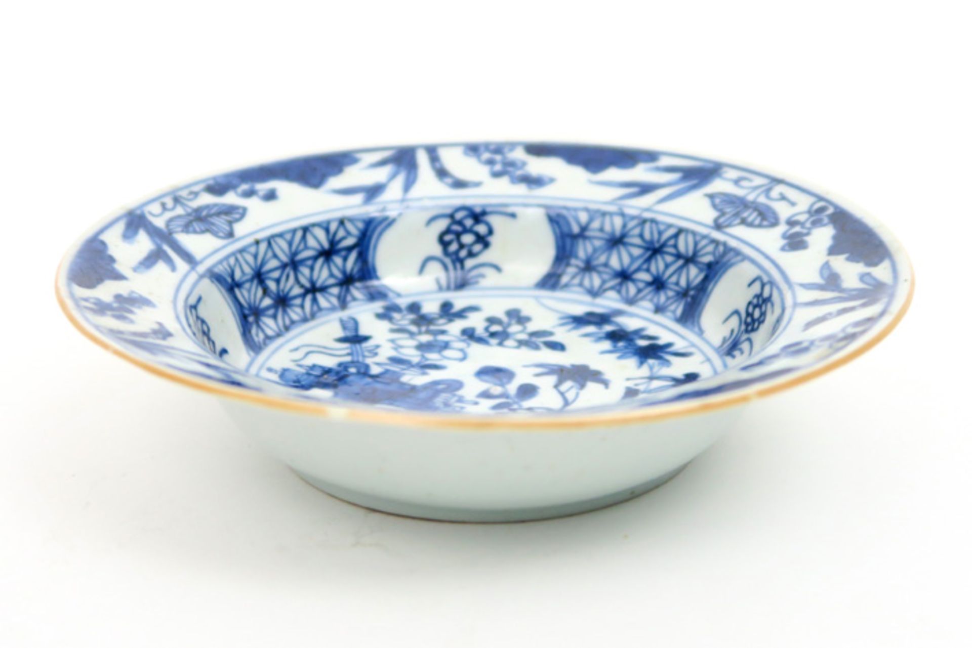 two 17th/18th Cent. Chinese Kang Hsi dishes in porcelain with blue-white decor Twee zeventiende/ - Bild 2 aus 3