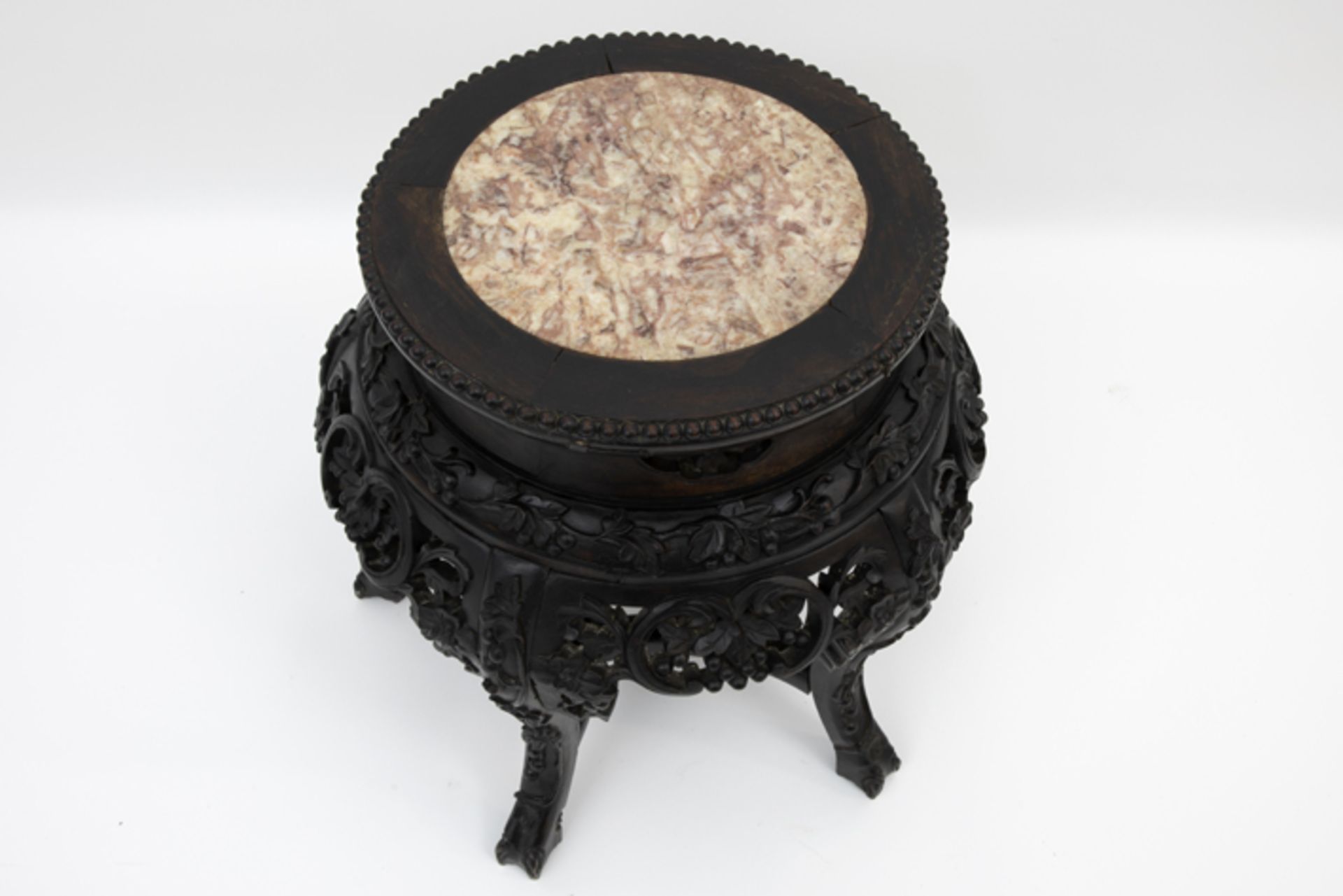 antique Chinese pedestal in carved wood with marble top Antieke Chinese piedestalle/bijzettafel in - Image 2 of 2