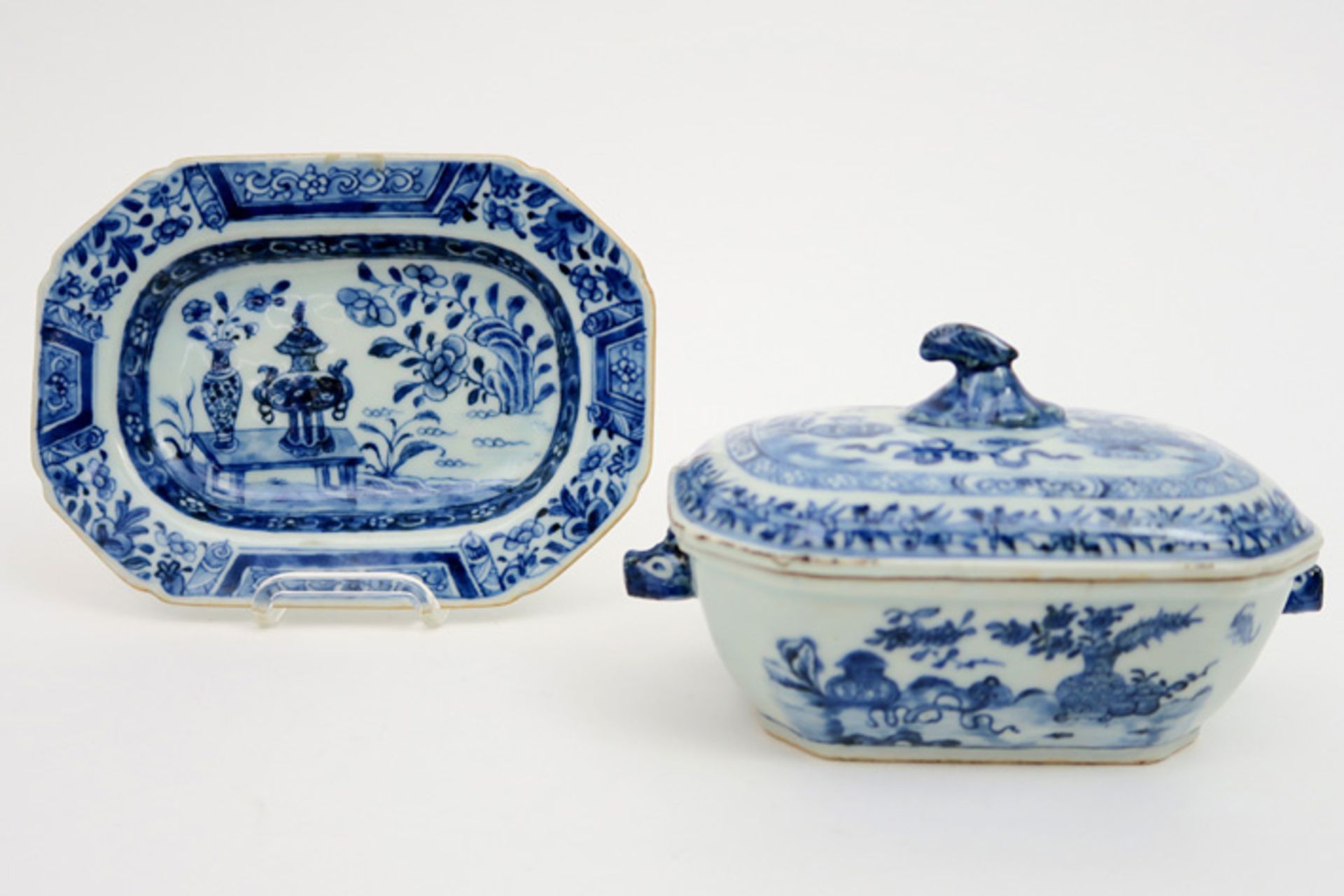 small 18th Cent. Chinese tureen with its lid and dish in porcelain with a blue-white garden decor - Bild 3 aus 3