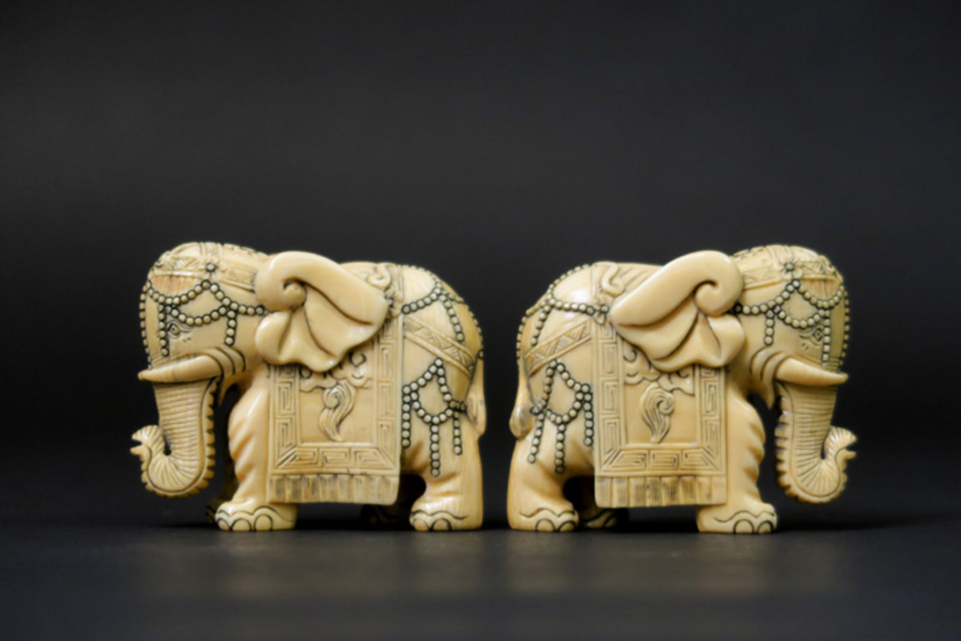 pair of small antique Chinese "Ornated elephant" sculptures in ivory Paar antieke kleine Chinese - Image 2 of 2