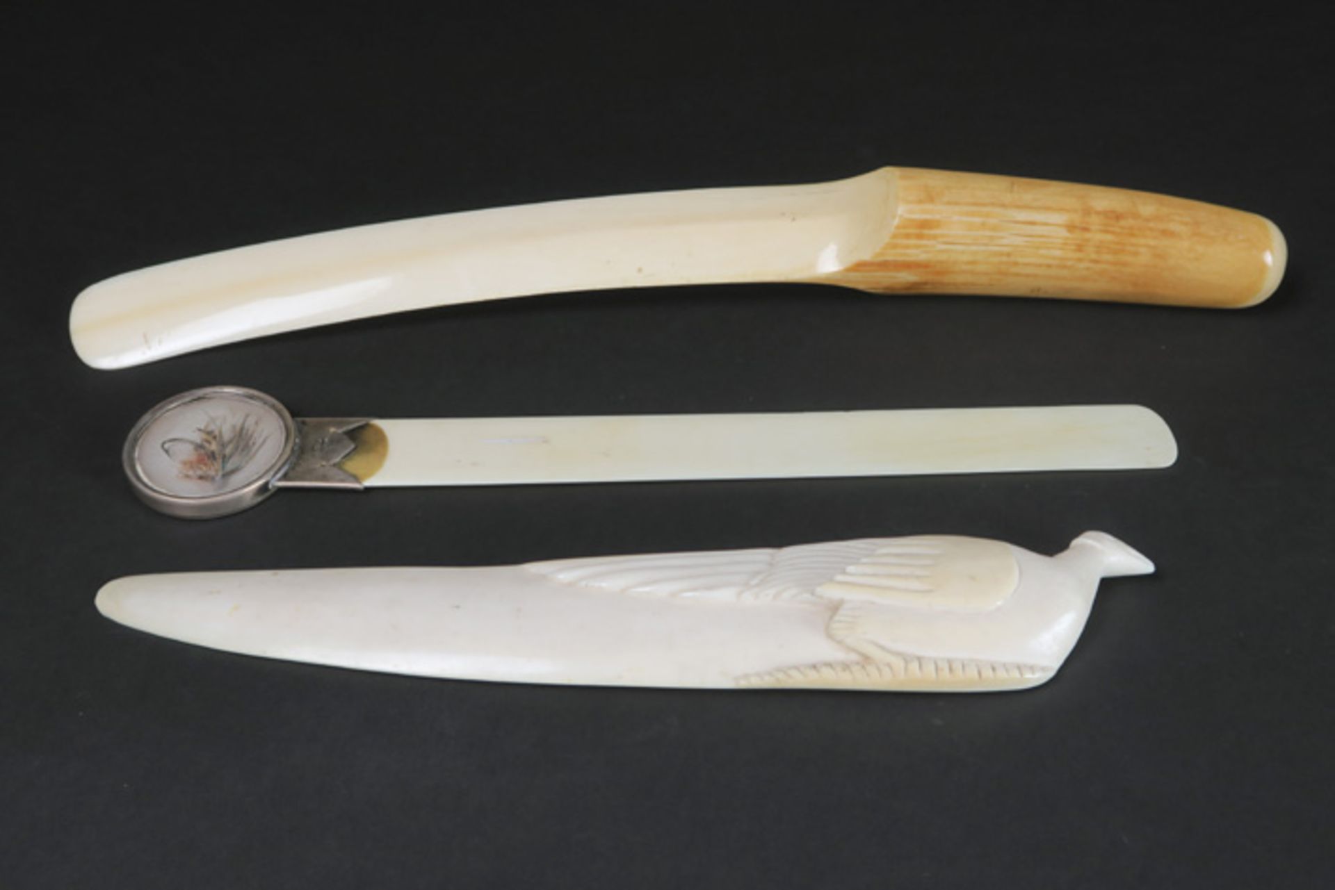 three paper knives in ivory, one with a marked silver mounting Lot van drie papiersnijders in ivoor,