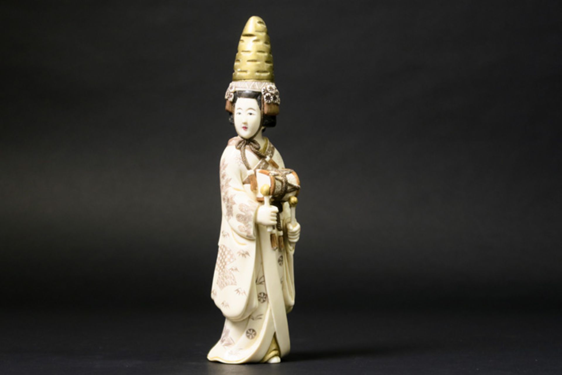 old Chinese sculpture in polychromed ivory Chinese sculptuur in deels gepolychromeerde ivoor : "