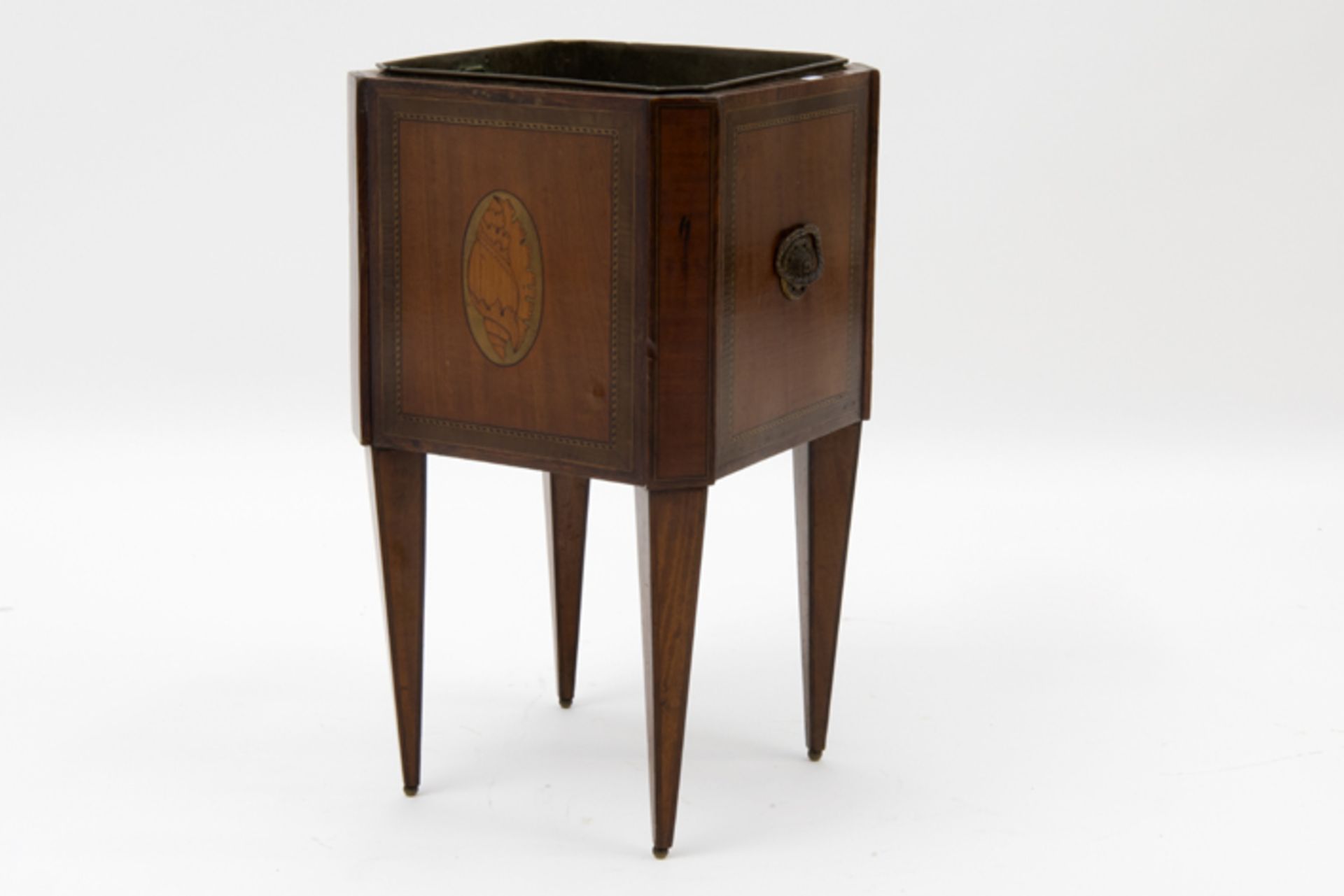 late 18th Cent. neoclassical teastove in marquetry Laat achttiende eeuwse neoclassicistische