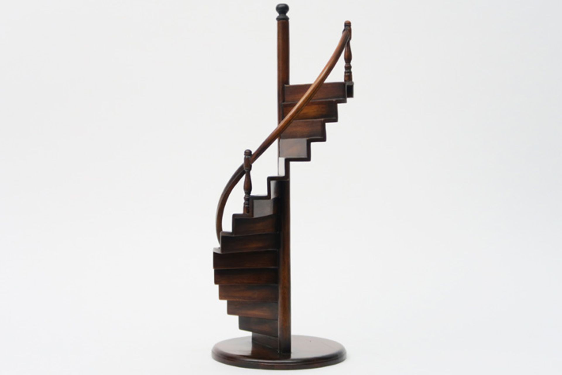 English magazines' rack in mahogany miniature stairs' sculpture in mahogany Miniatuur draaitrapje in - Image 2 of 2