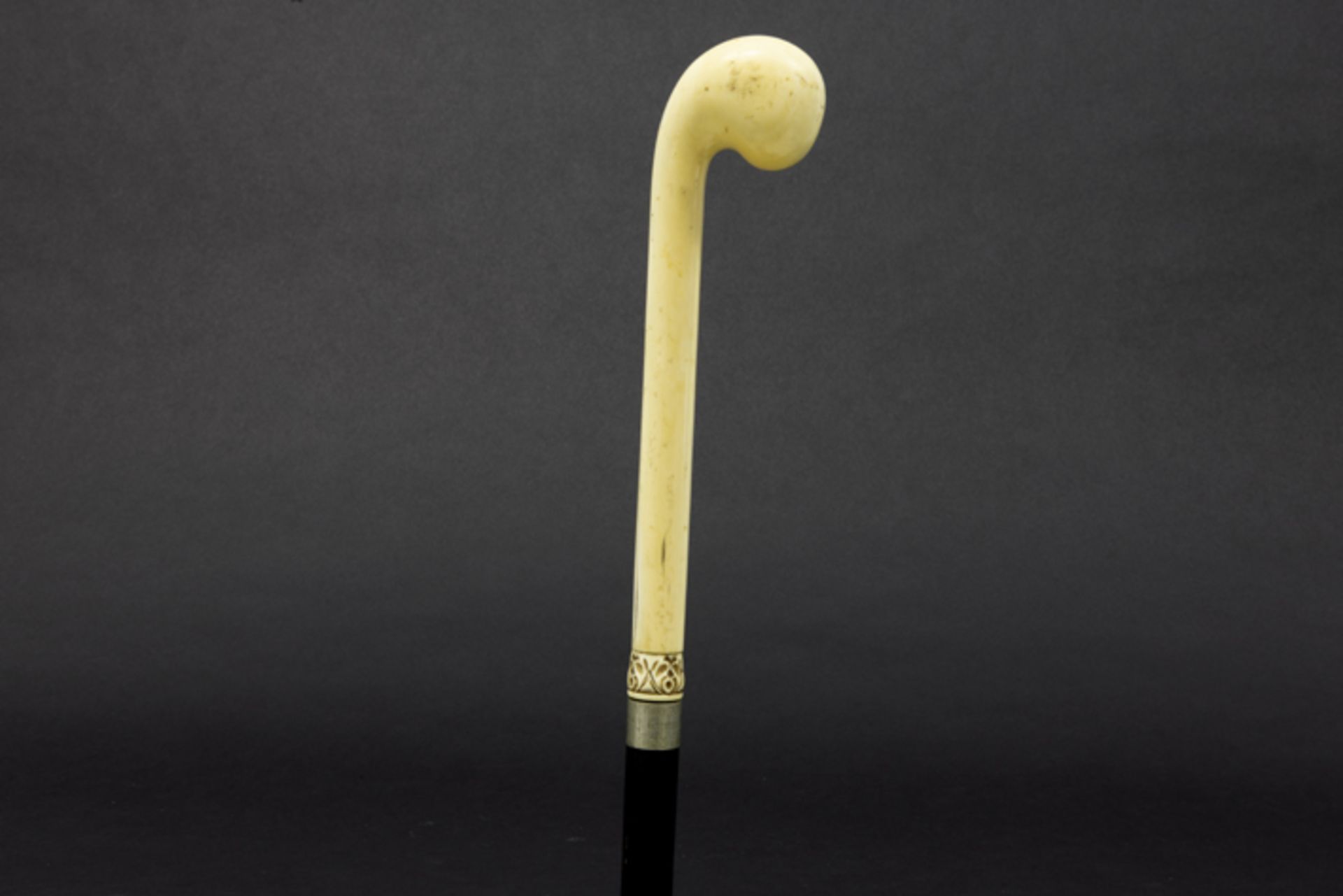 antique walking stick with ivory grip Antieke wandelstok met greep in ivoor