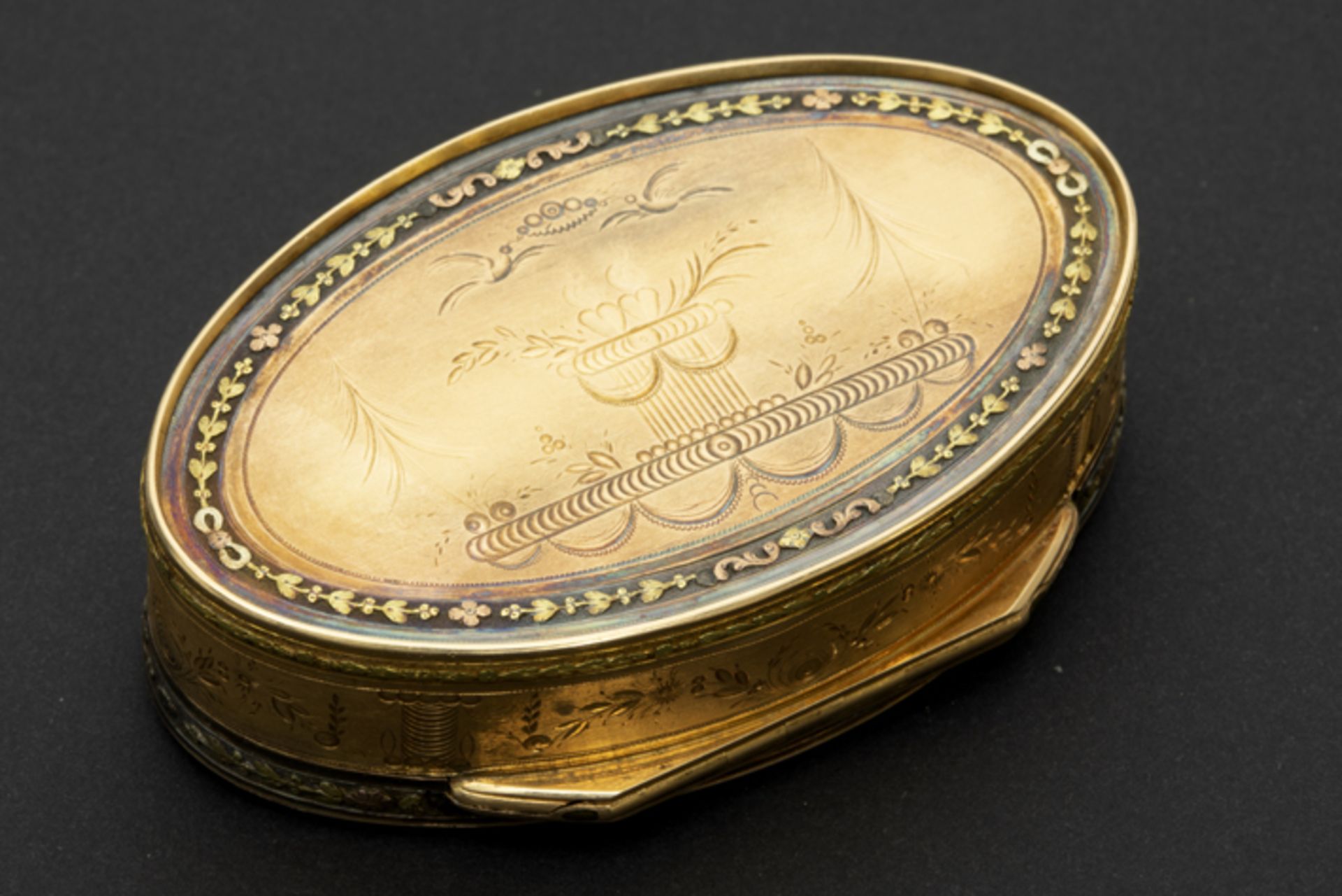 antique oval pill or snuff box in gold Antiek ovaal pillendoosje in goud met verschillende - Image 4 of 5