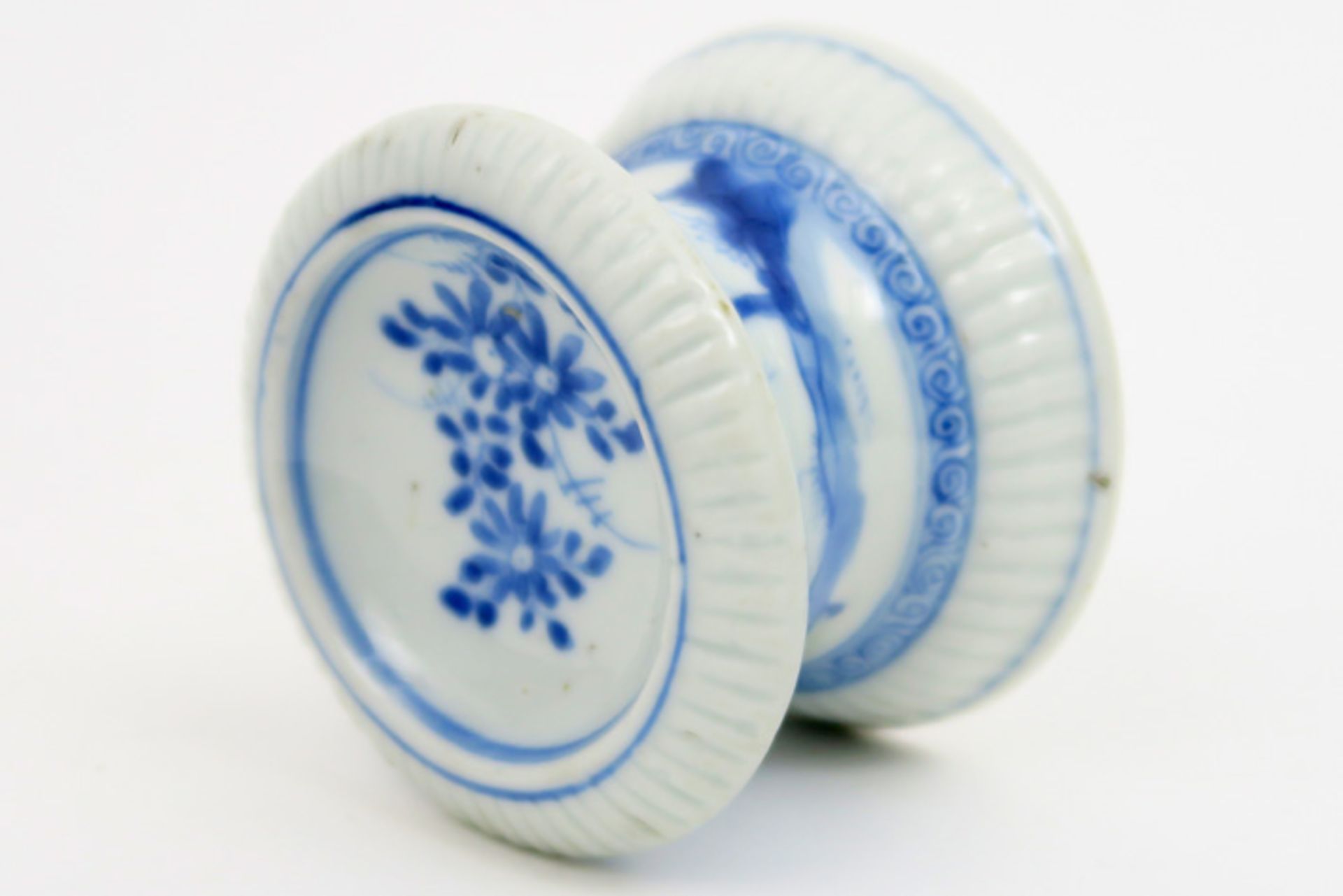 18th Cent. Chinese salt cellar in porcelain with blue-white decor with figures in a landscape - Image 2 of 5