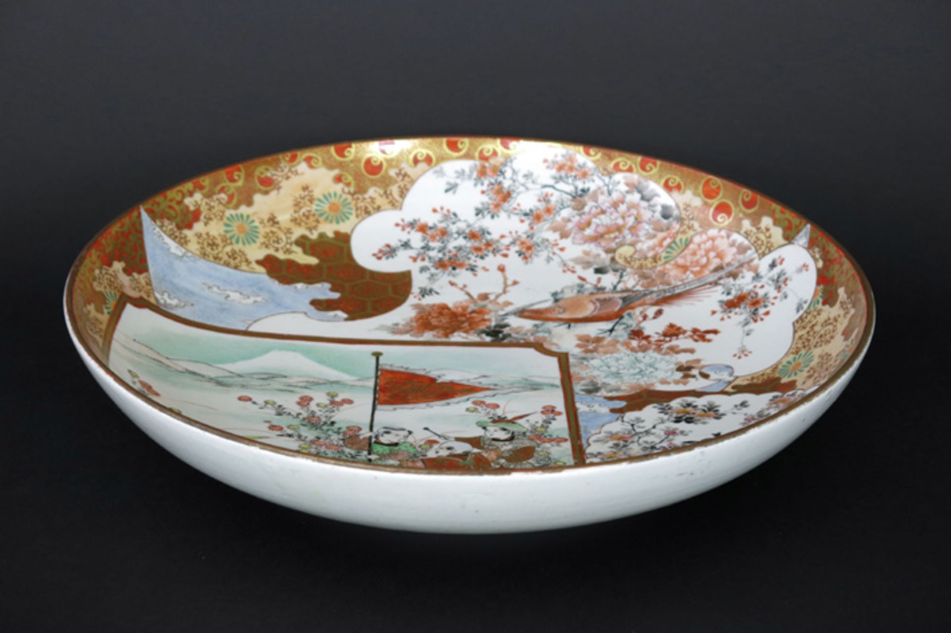 antique Japanese dish in marked porcelain Antieke ronde Japanse schaal in gemerkt porselein met - Image 4 of 4