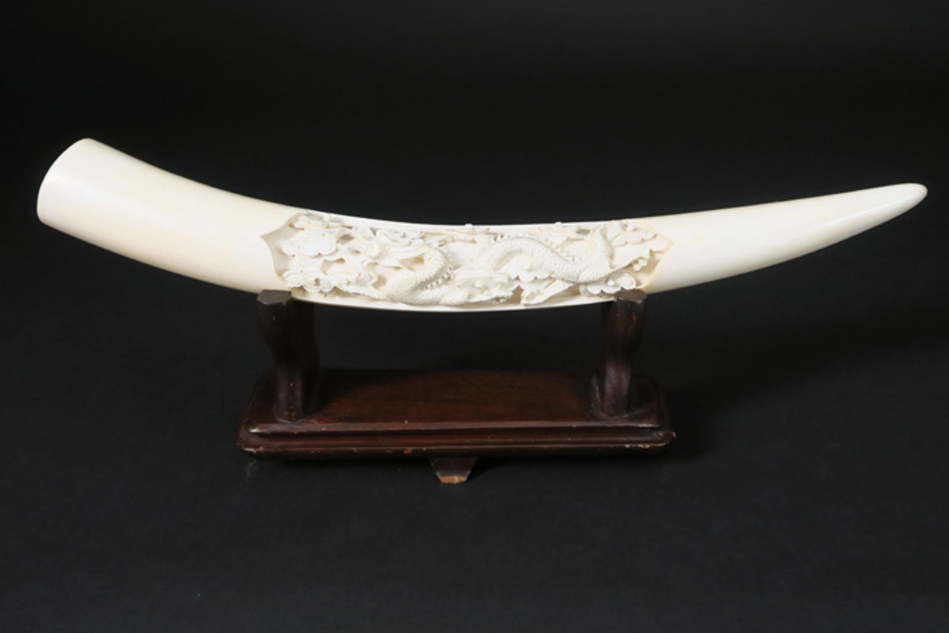 Chinese ivory tusk with a sculpted dragon decor Chinese ivoren "tand" met gesculpteerd drakendecor -