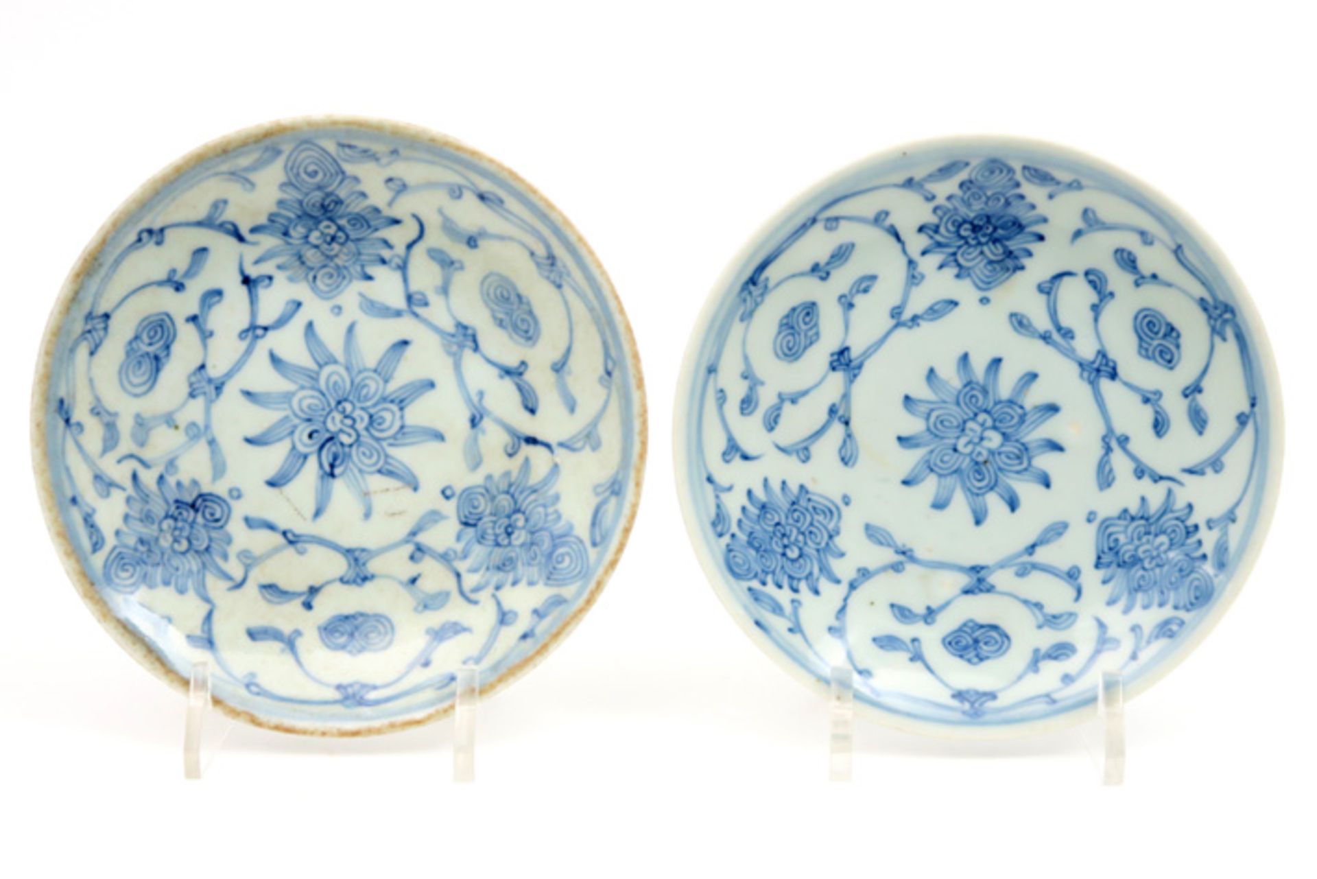 pair of small antique Chinese plates in marked porcelain with blue-white flower decor Paar antieke