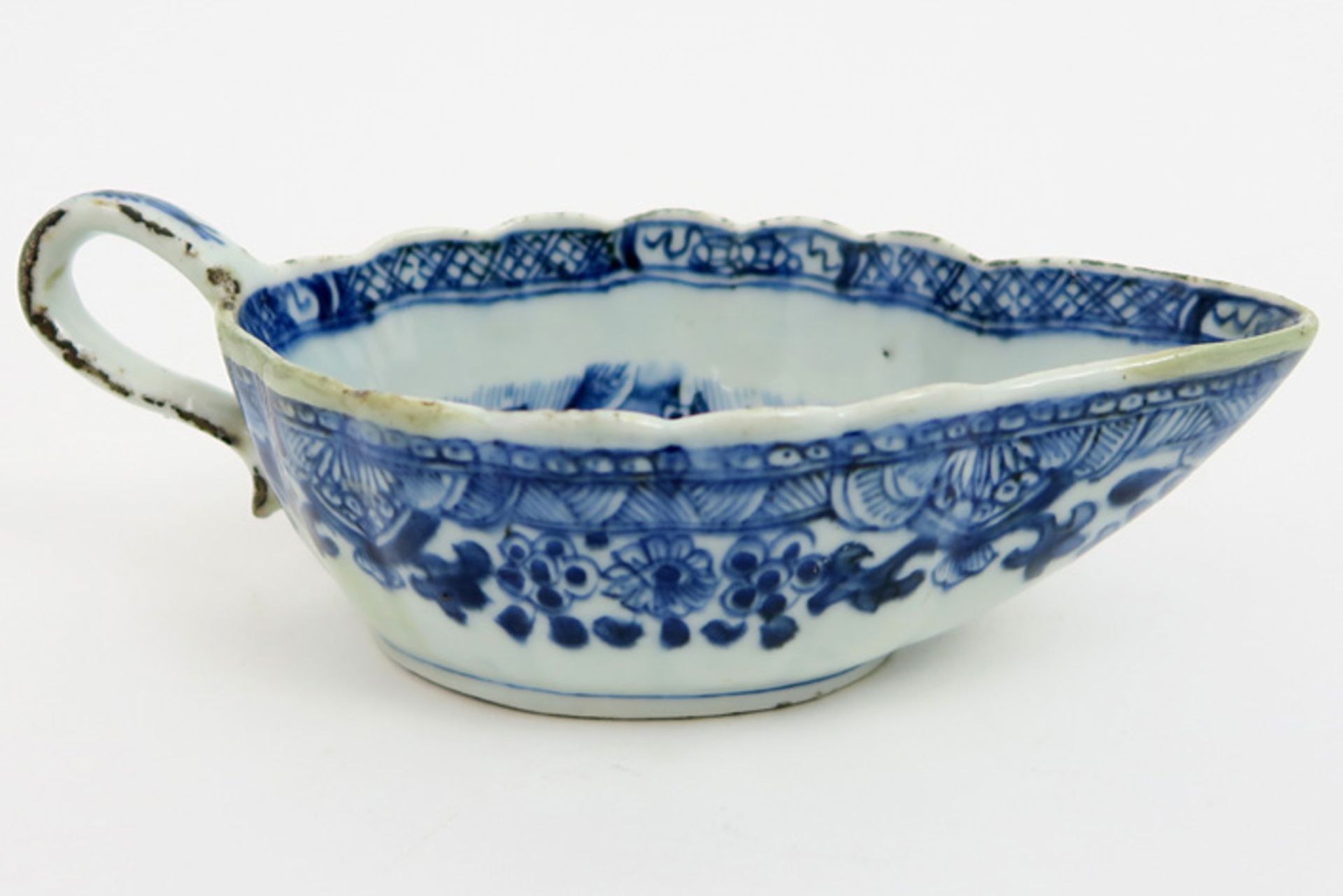 18th Cent. Chinese sauce boat in porcelain with a blue-white flower and landscape decor Achttiende