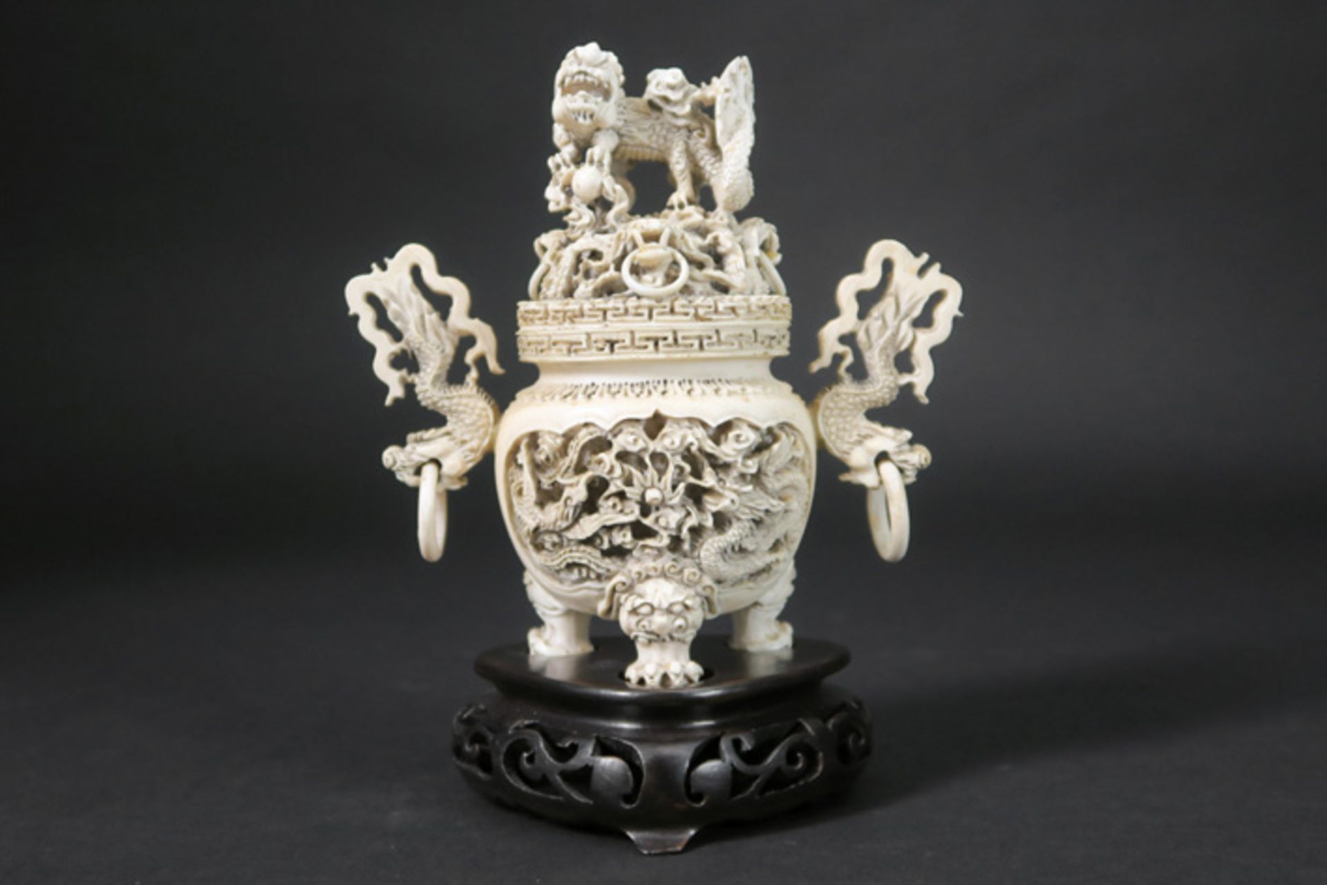 'antique' Chinese lidded pot in ivory Chinese gedekselde pot met twee greepjes en op drie pootjes in