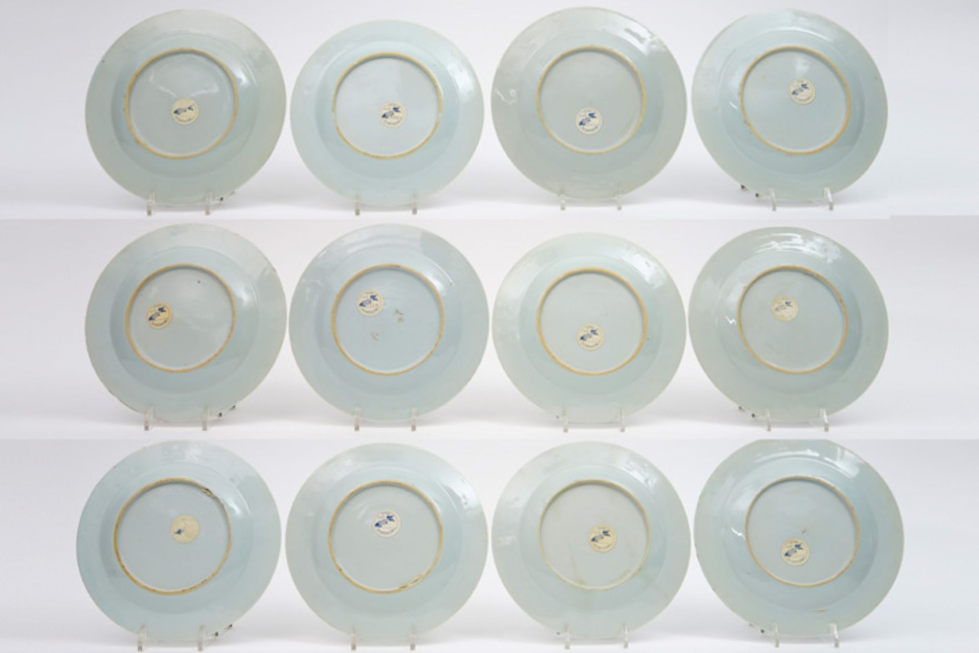 series of twelve 18th Cent. Chinese plates from the famous "Nanking" cargo in porcelain with blue- - Bild 2 aus 3