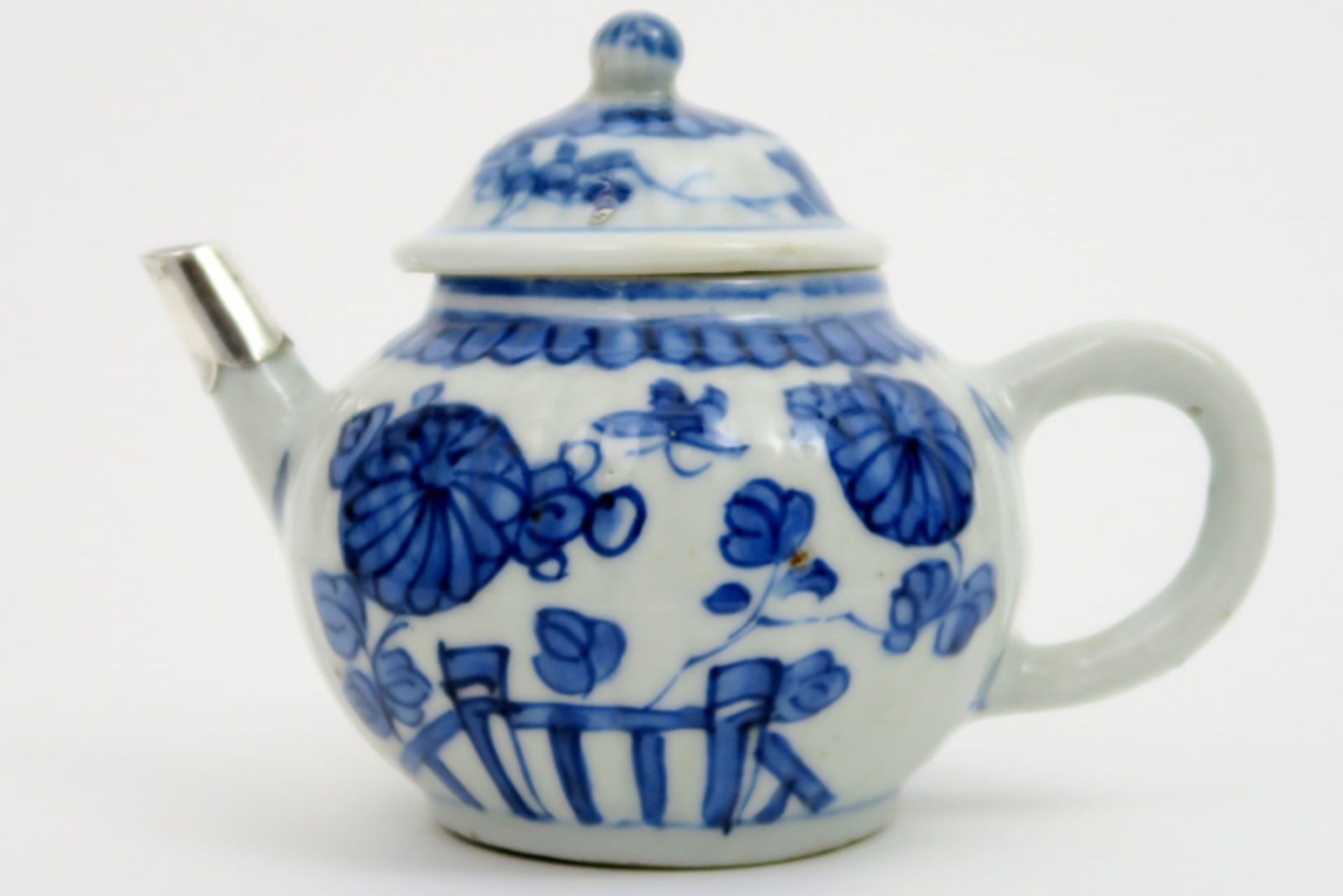 18th Cent. Kang Xi tea pot in porcelain with blue-white flower and butterfly decor and with silver - Image 2 of 4