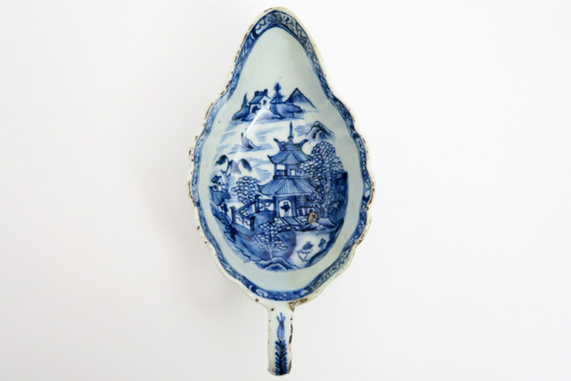 18th Cent. Chinese sauce boat in porcelain with a blue-white flower and landscape decor Achttiende - Bild 4 aus 4