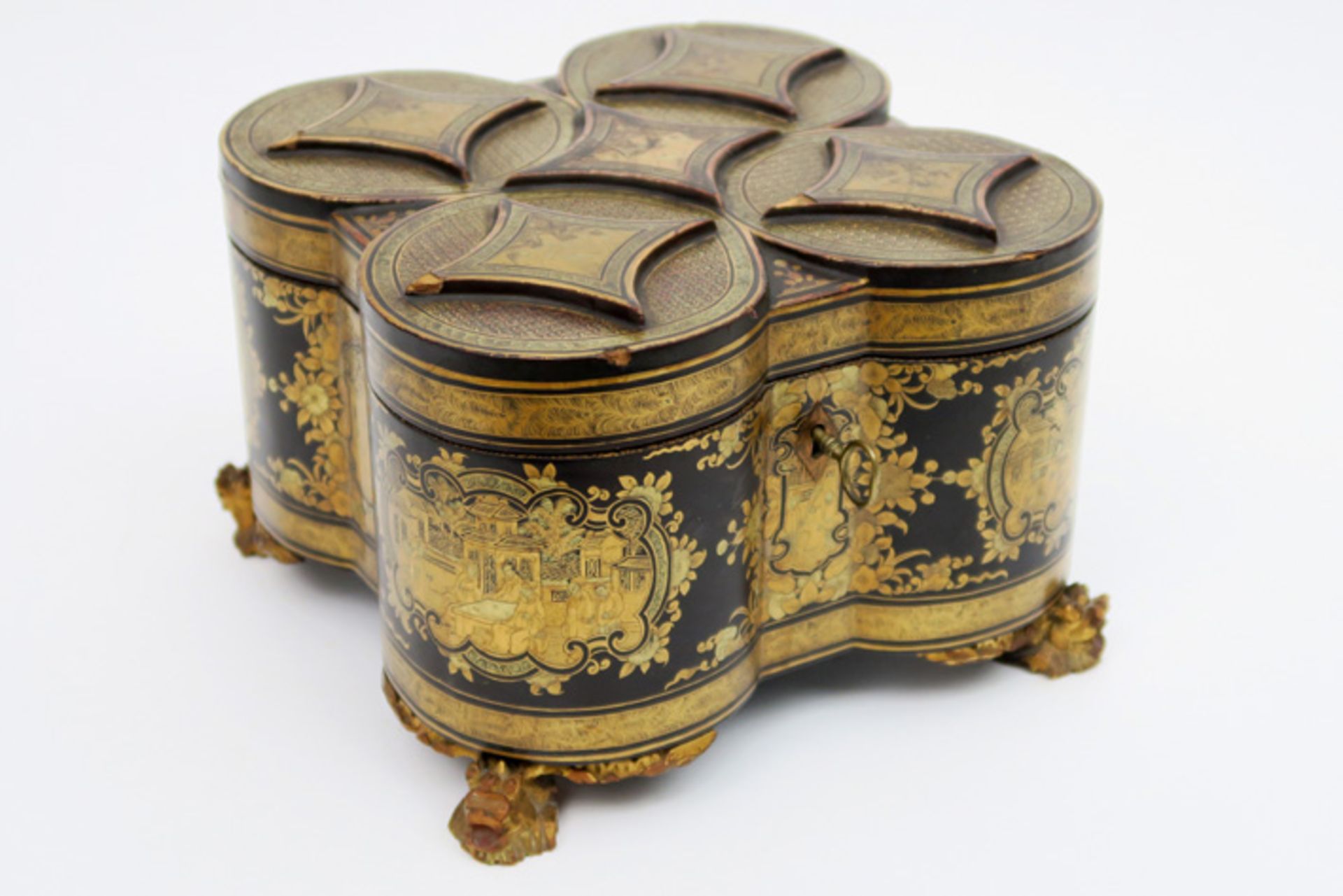antique four-lobed lacquerware tea box with its original lidded pewter teacaddy Mooie antieke