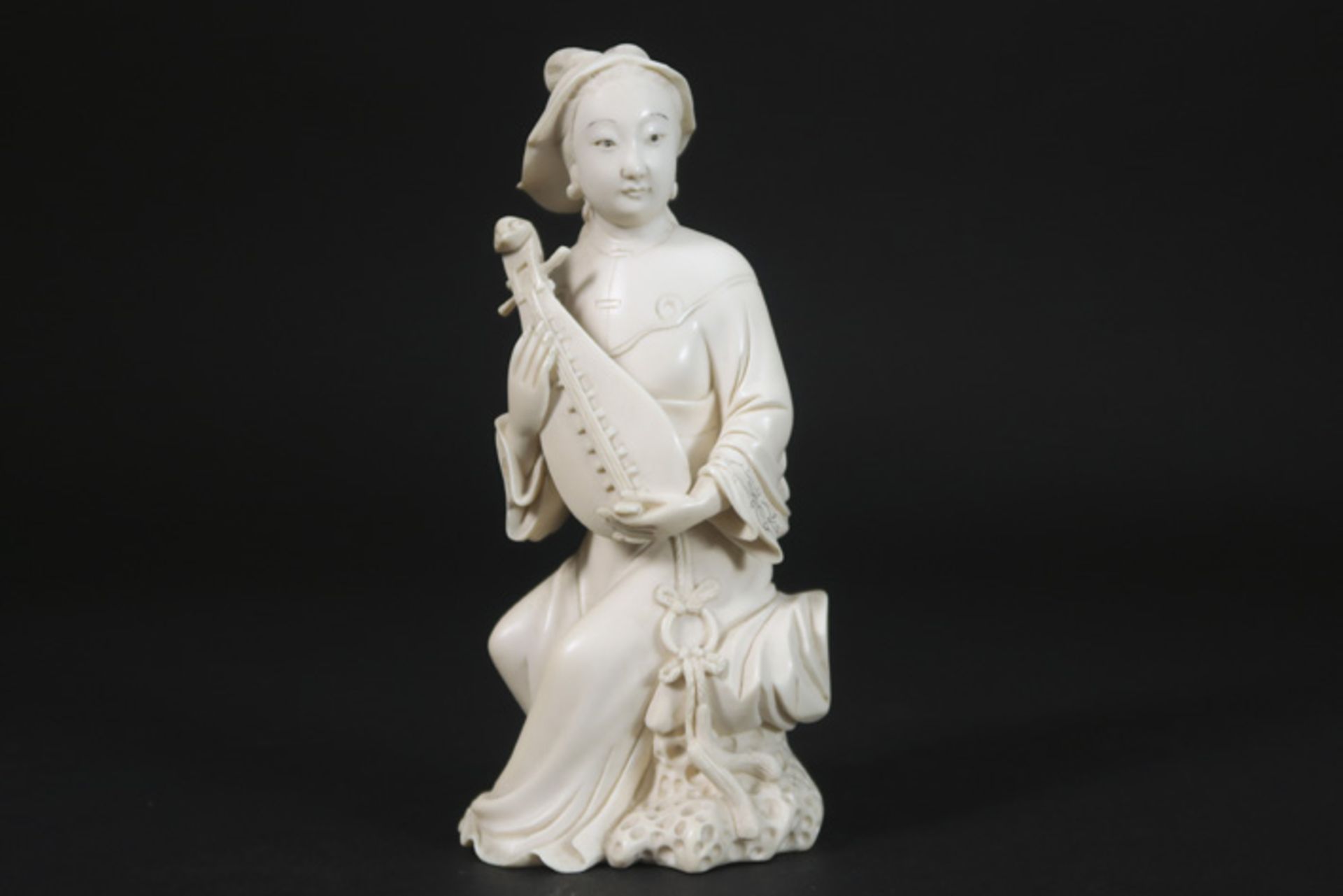 antique Chinese sculpture in ivory Antieke Chinese sculptuur in ivoor : "Musicerende jonge