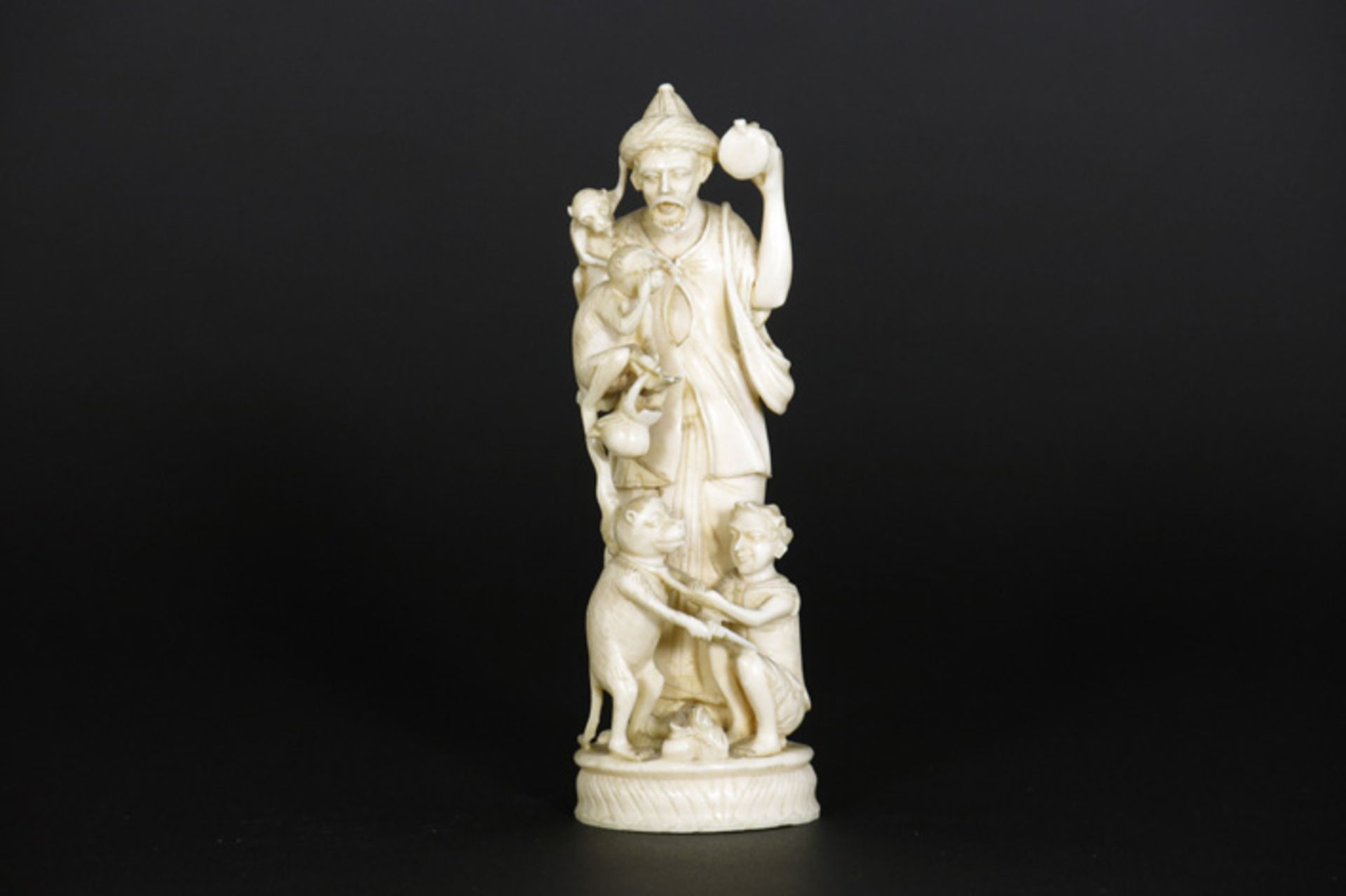 antique "Man with child and apes" sculpture in ivory Antieke sculptuur in ivoor : "Man met kind en