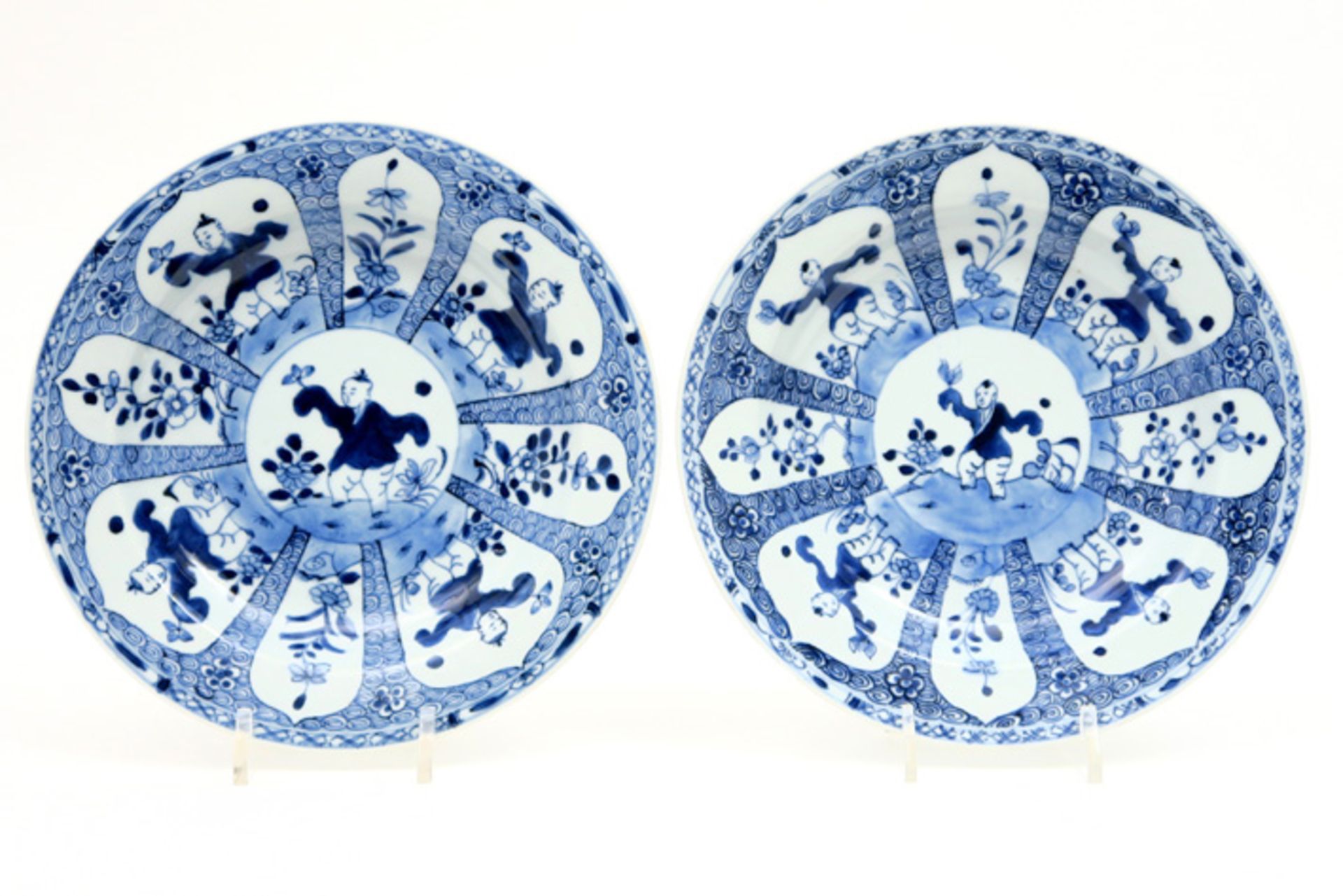 pair of 17th/18th Cent. Kang Xi Chinese plates in porcelain with blue-white decor with 'fools'