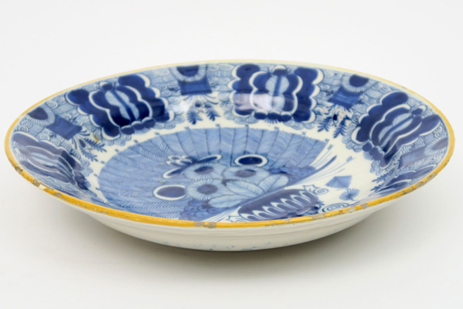 quite big 18th Cent. dish in ceramic from Delft with a blue-white peacock tail decor Achttiende - Bild 2 aus 3