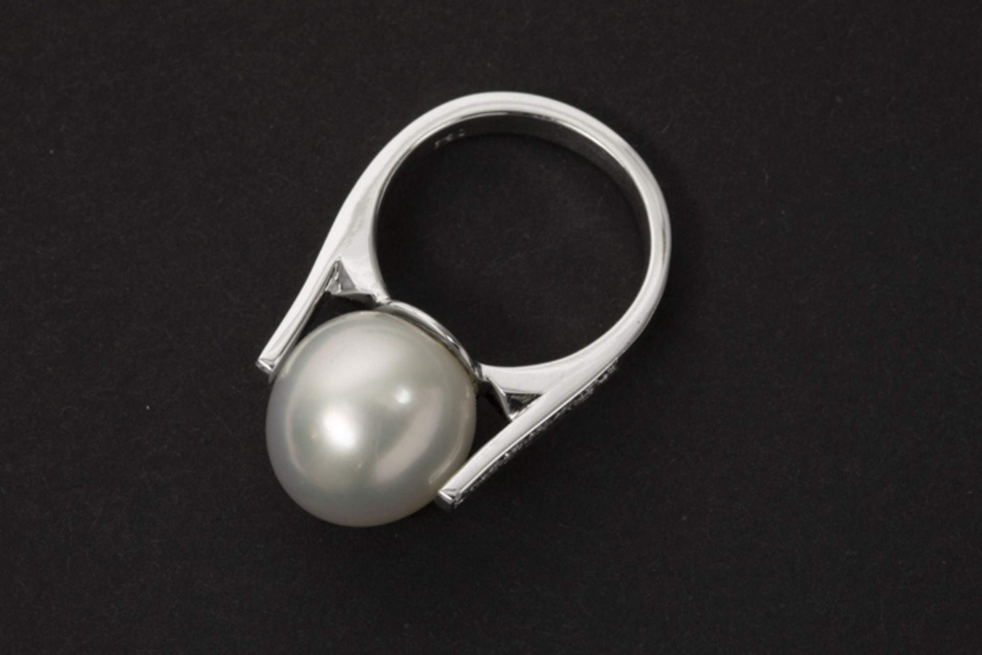 big South Sea pearl ring set in a modern ring in white gold (18 carat) with 0,30 carat of very - Image 2 of 2
