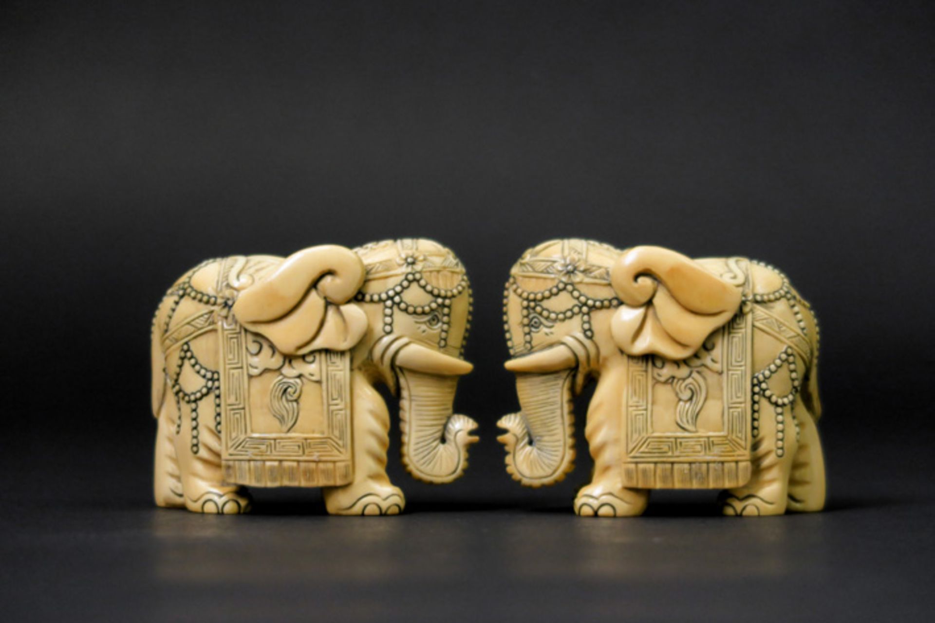 pair of small antique Chinese "Ornated elephant" sculptures in ivory Paar antieke kleine Chinese