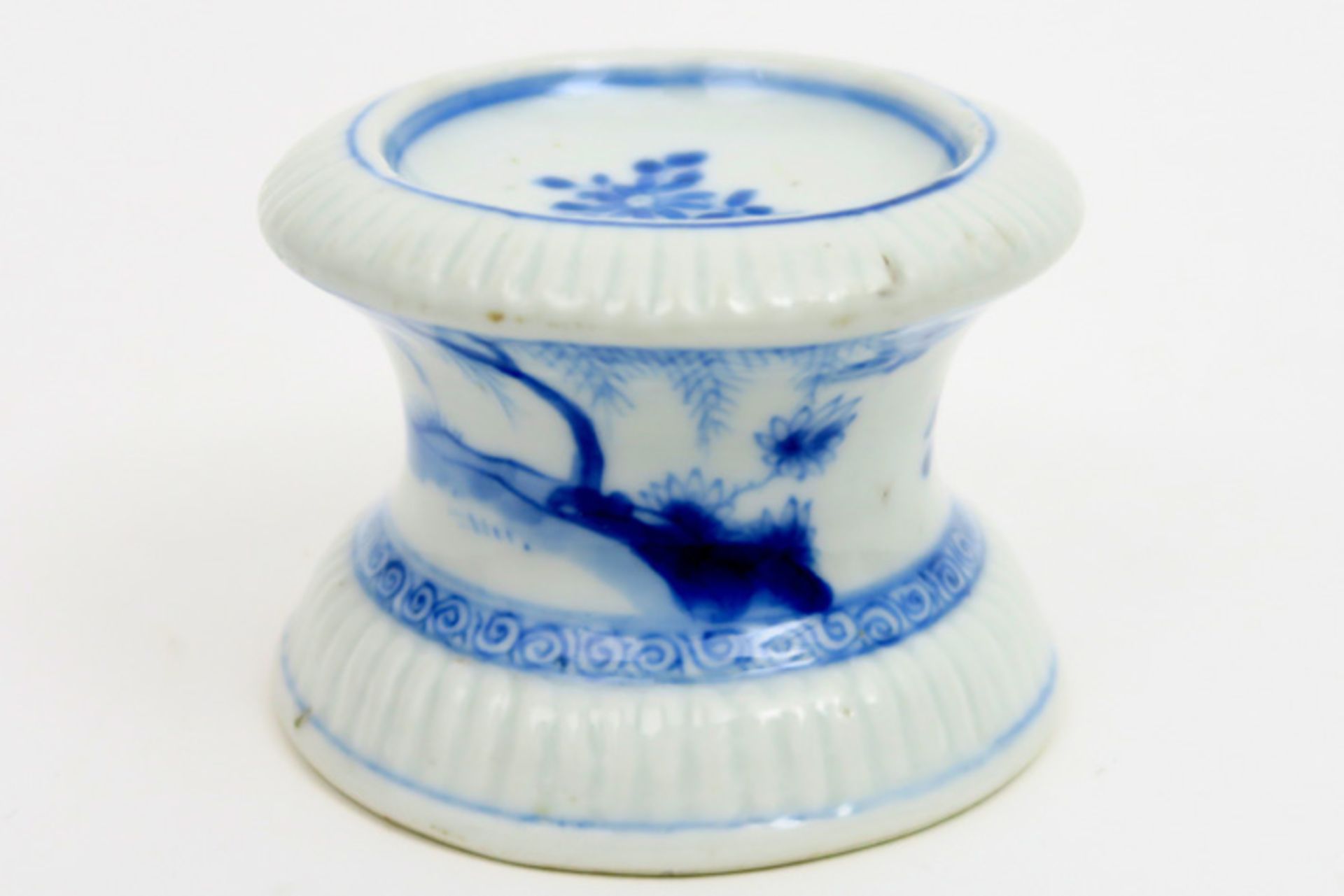 18th Cent. Chinese salt cellar in porcelain with blue-white decor with figures in a landscape