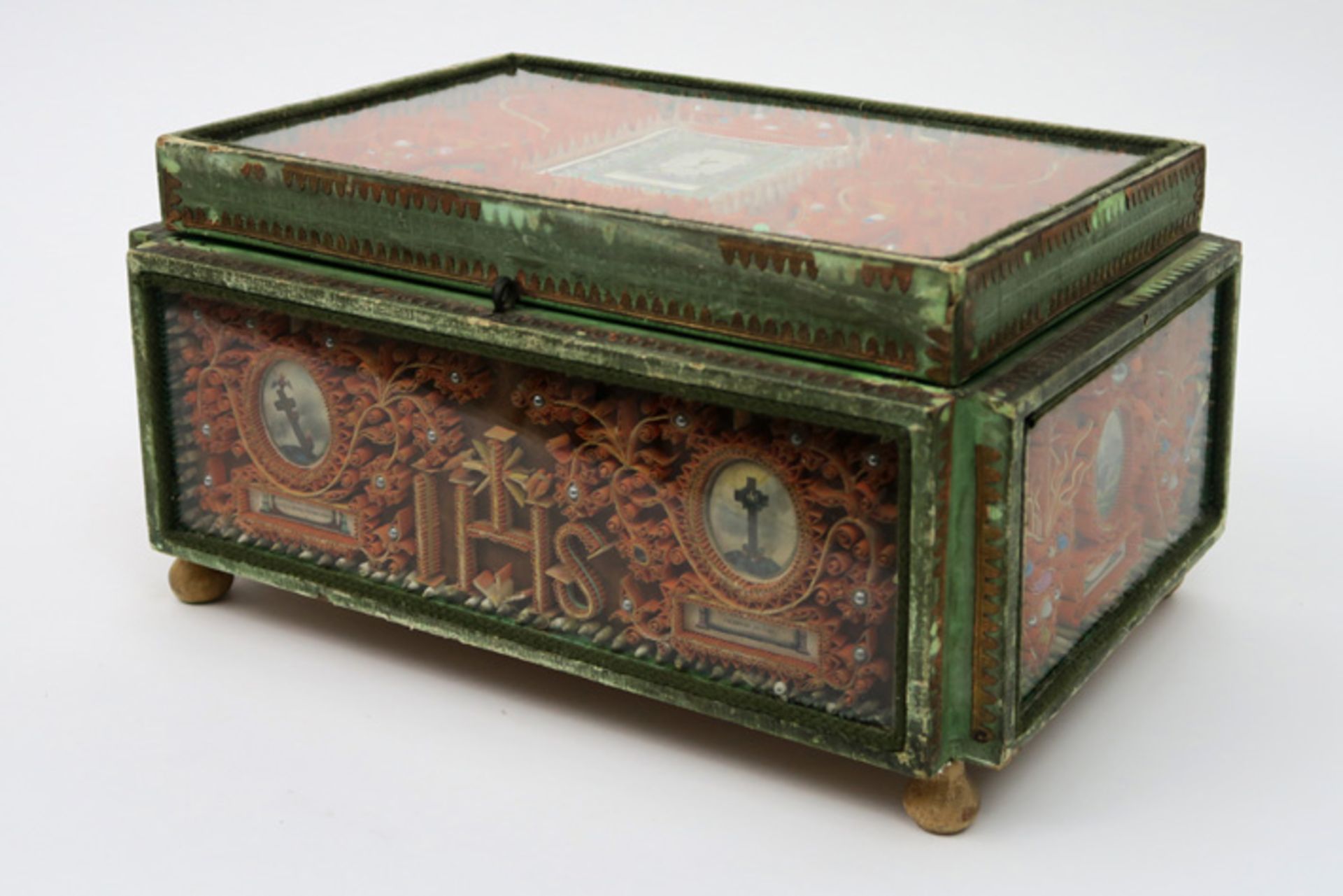 19th "Folk Art" box in painted wood and glass with relics VOLKSKUNST - 19° EEUW kistje in