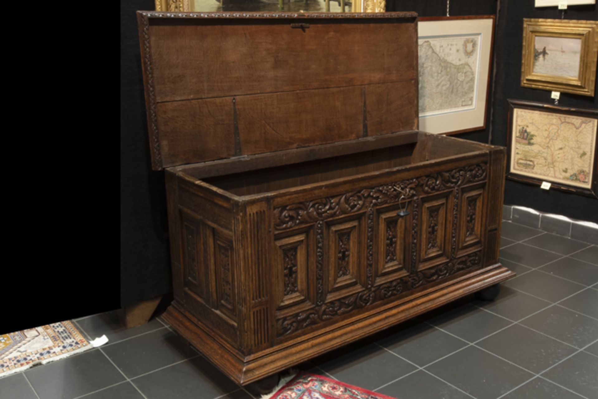 17th Cent. Renaissance style chest in oak and ebony adorned with finely sculpted panels - Bild 2 aus 3