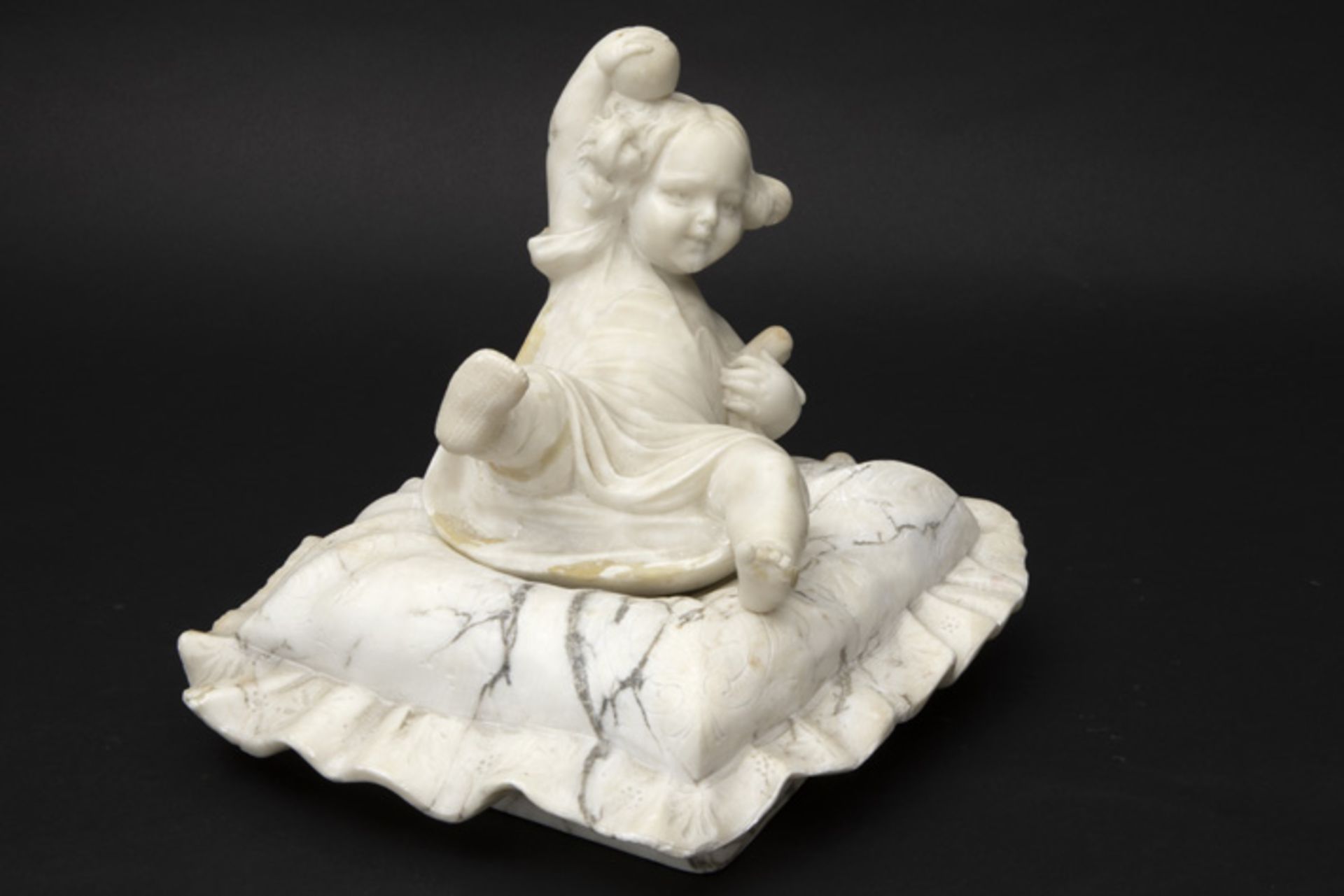 'antique' probably Italian "Girl sitting on a pillow" sculpture in alabaster 'Antieke' allicht