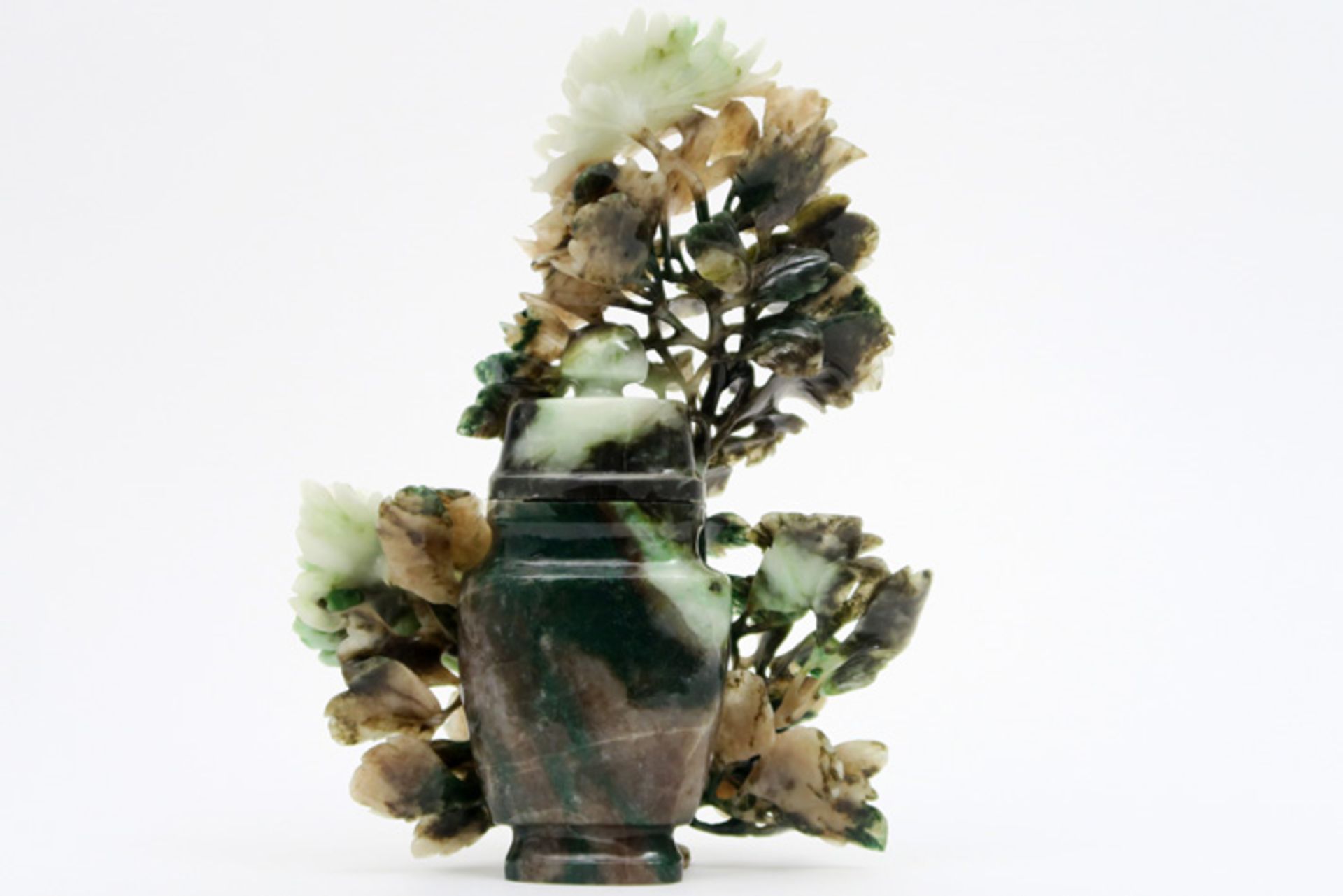 Chinese lidded vase in jade Chinese gedekselde vaas in jade met gesculpteerde florale - Image 2 of 2