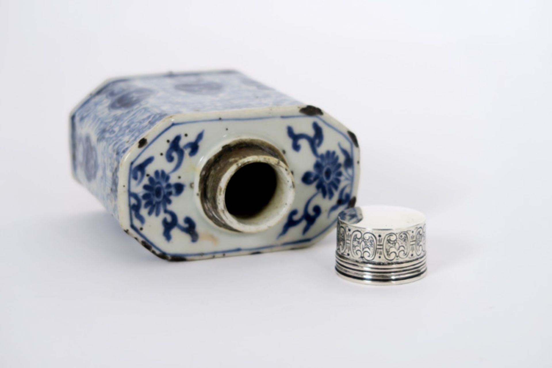 17th/18th Cent. Chinese teacaddy in porcelain with blue-white flower decor and mounting in silver - Bild 4 aus 5