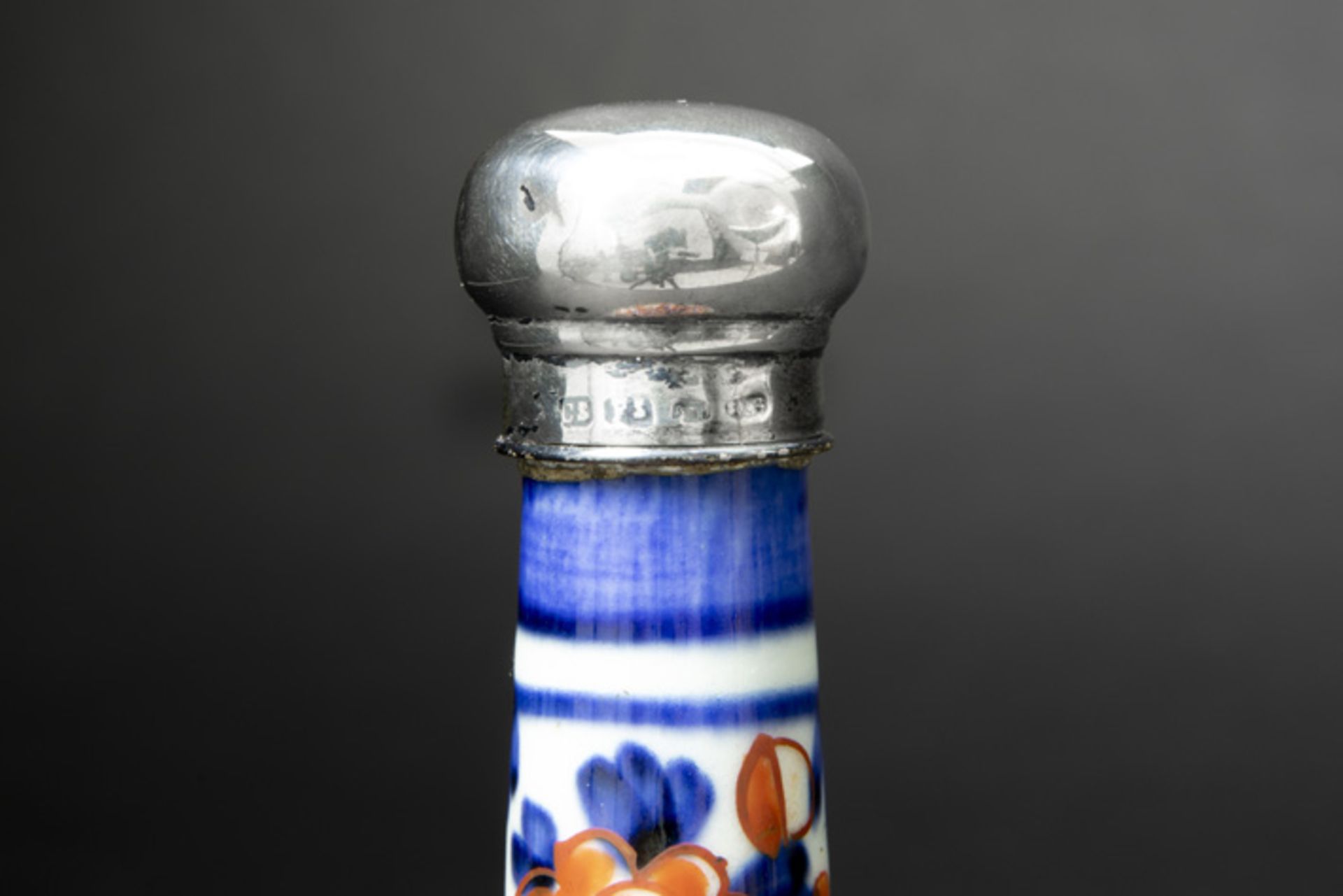 antique Japanese flask in porcelain with Imari decor and silver cover Antieke Japanse flacon in - Image 3 of 3