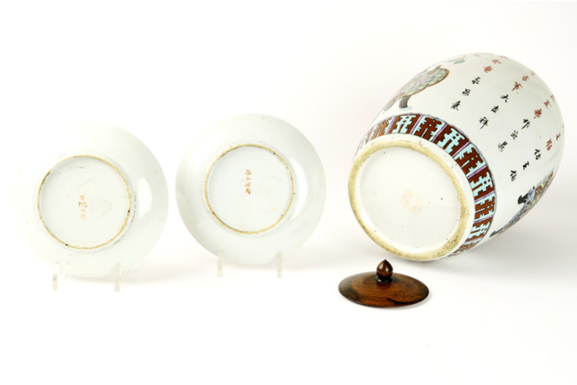 3 Chinese porcelain items : a pair of marked plates and a vase Lot Chinees porselein met een paar - Image 4 of 4