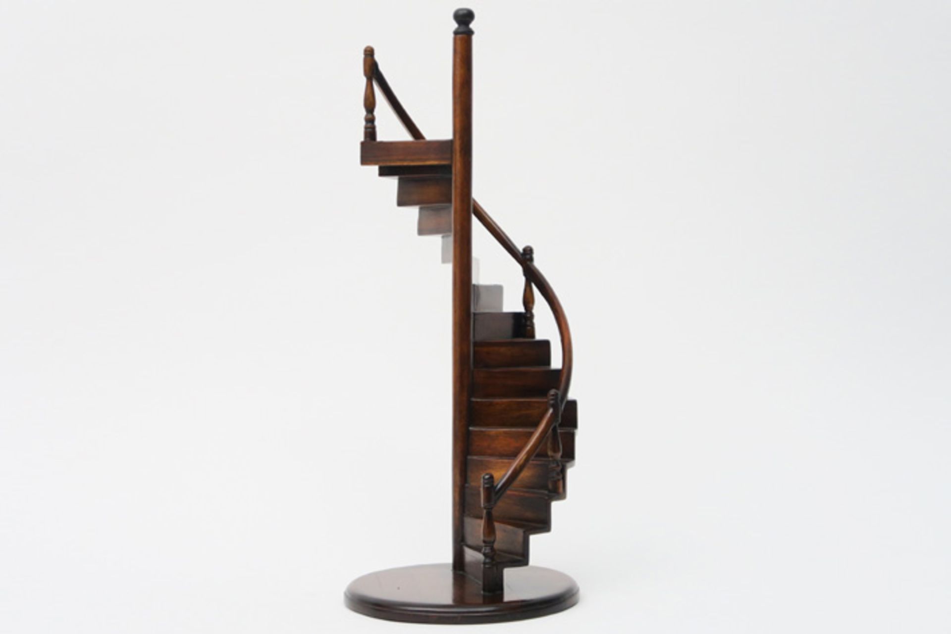 English magazines' rack in mahogany miniature stairs' sculpture in mahogany Miniatuur draaitrapje in