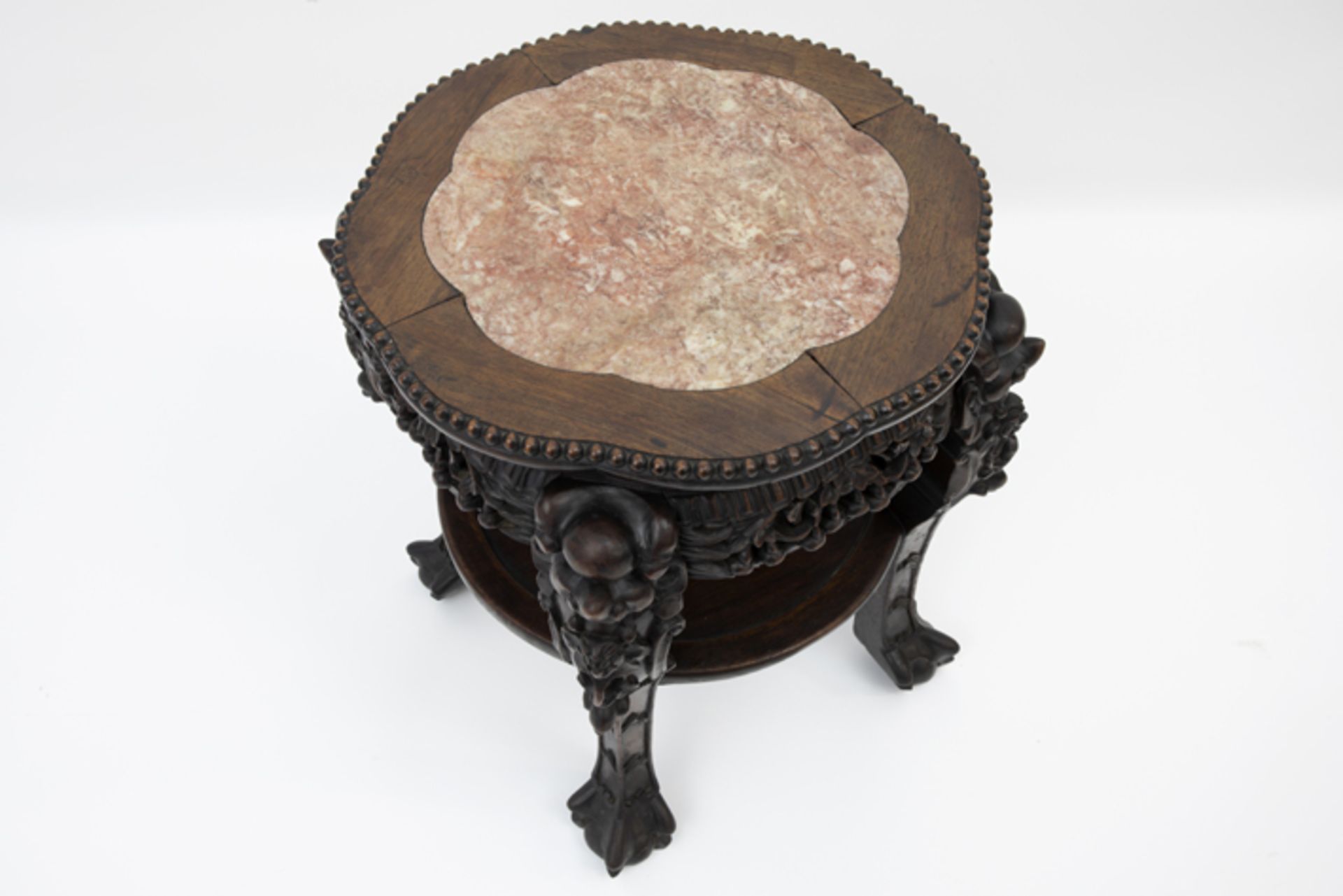 antique Chinese pedestal in carved wood with marble top Antieke Chinese piedestalle/bijzettafel in - Image 2 of 2