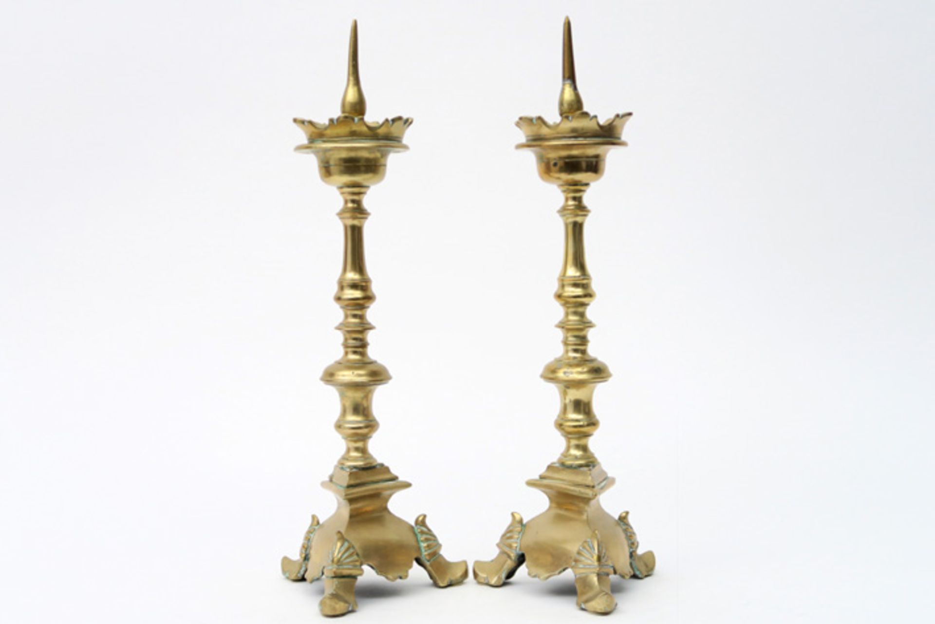 good pair of 17th Cent. brass candlesticks with a triangular base Goed paar zeventiende eeuwse