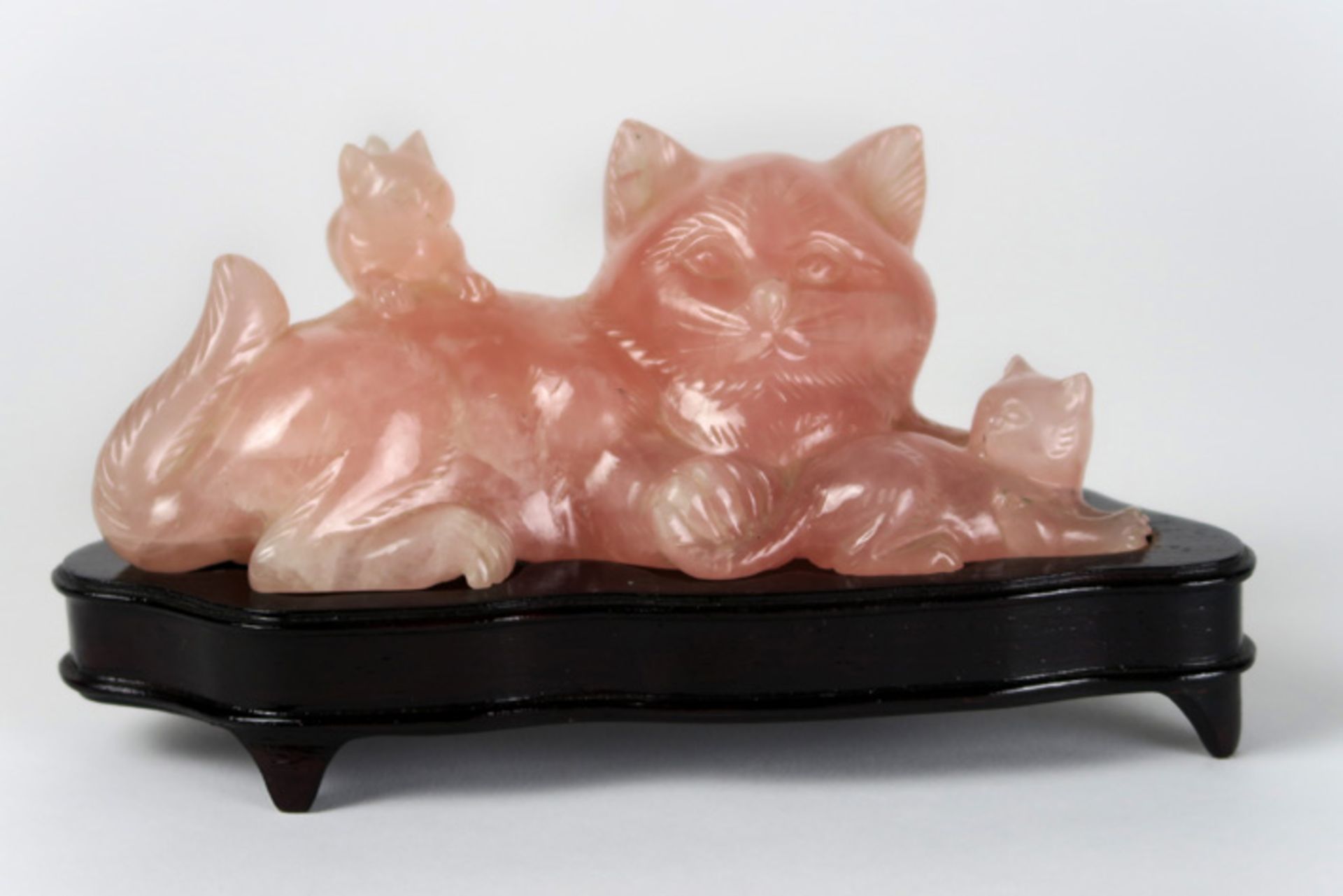 Chinese pink quartz "Cat with kittens" sculpture Chinese sculptuur in roze kwarts : "Poes met haar