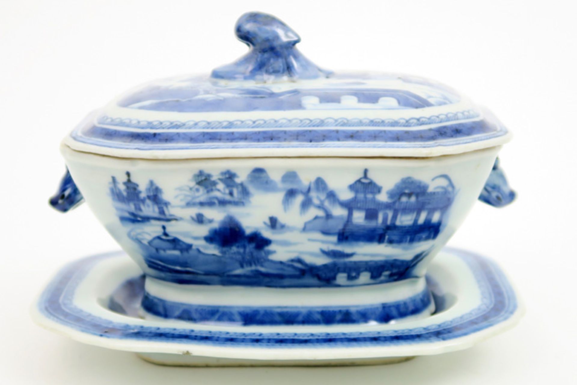 small 18th Cent. Chinese tureen with its lid and dish in porcelain with a blue-white landscape decor