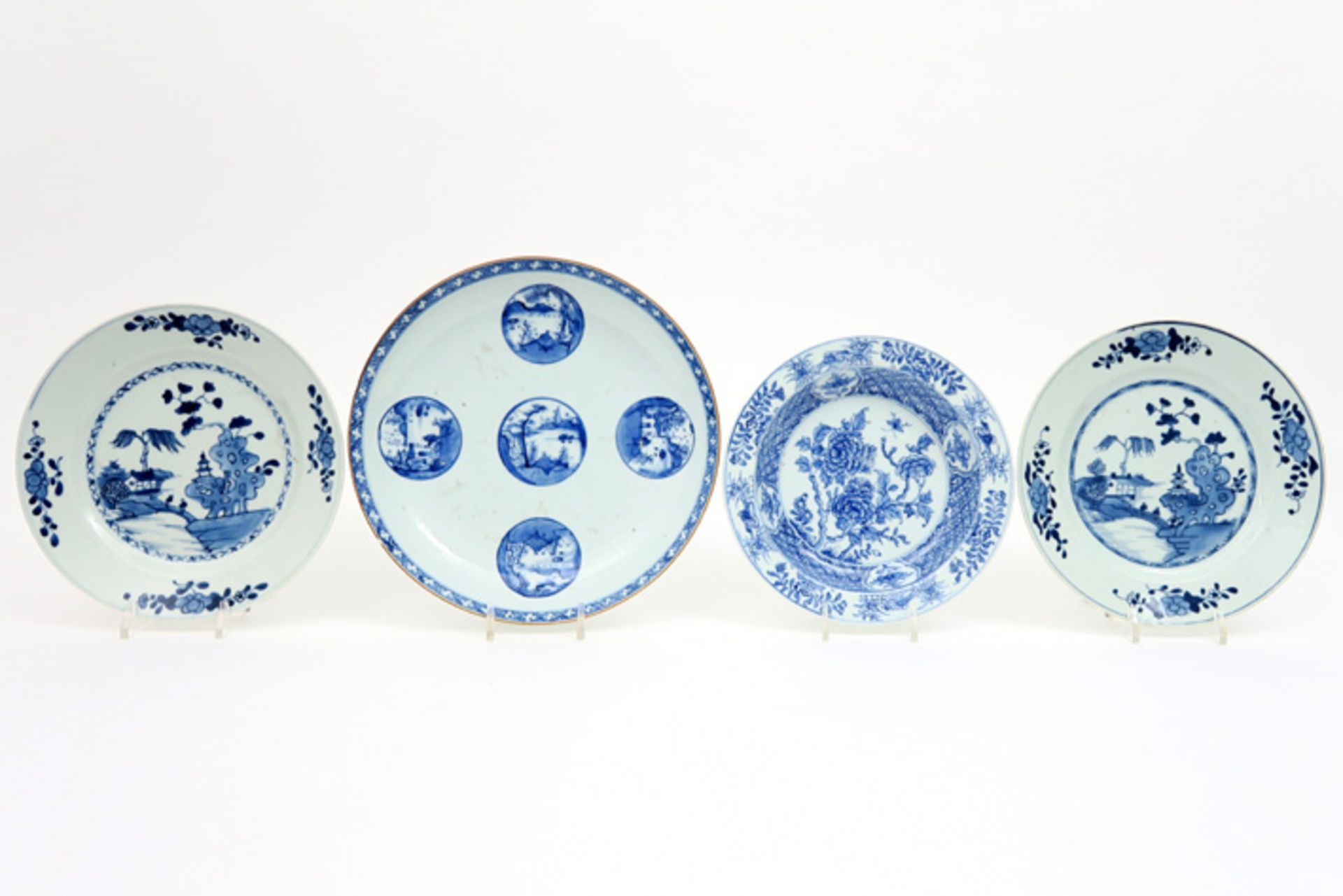 four 18th Cent. Chinese plates in porcelain with blue-white decor Lot van vier achttiende eeuwse