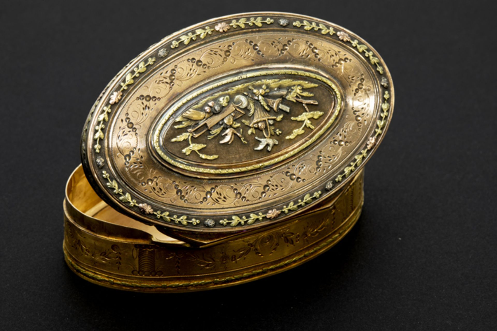 antique oval pill or snuff box in gold Antiek ovaal pillendoosje in goud met verschillende - Image 2 of 5