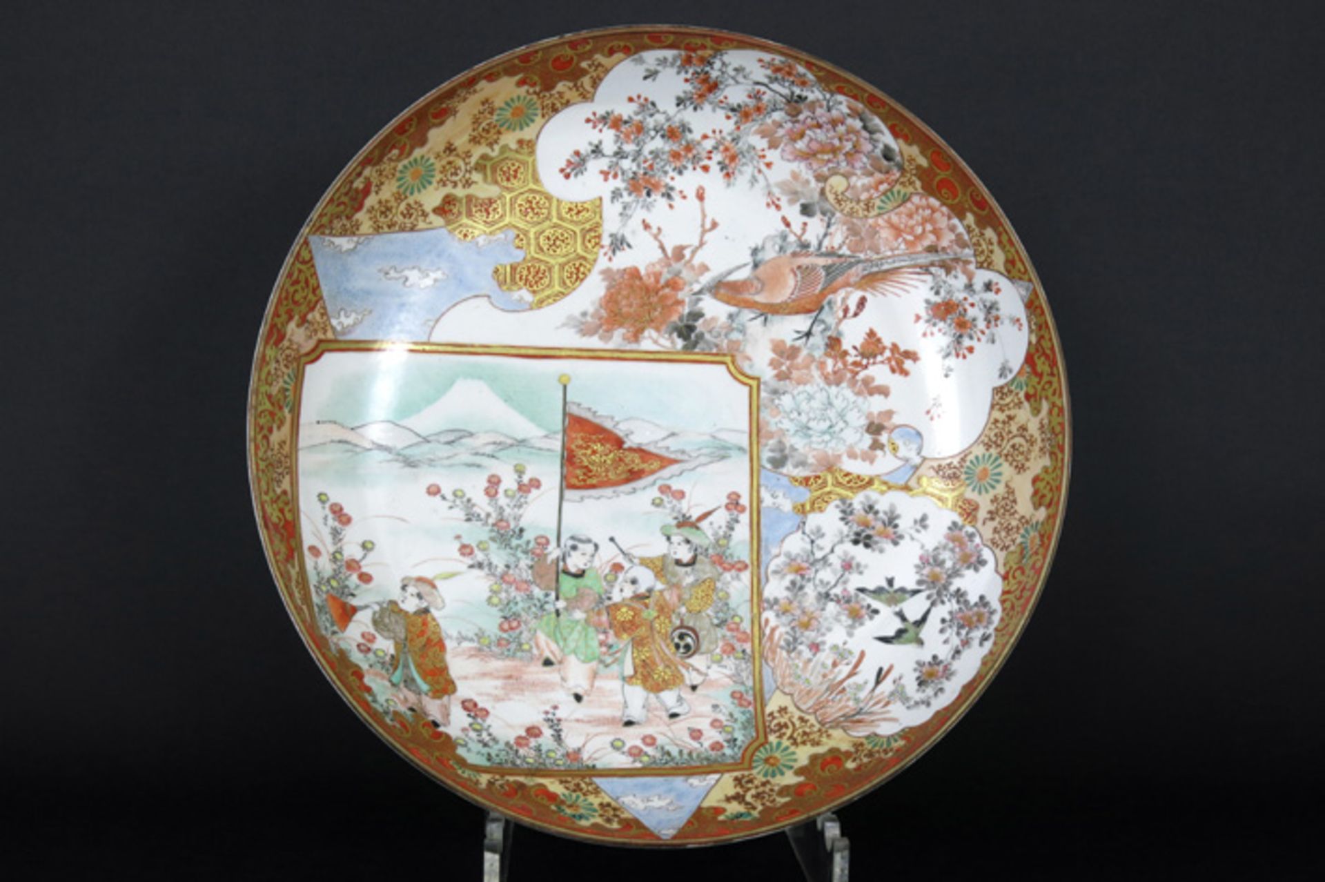 antique Japanese dish in marked porcelain Antieke ronde Japanse schaal in gemerkt porselein met