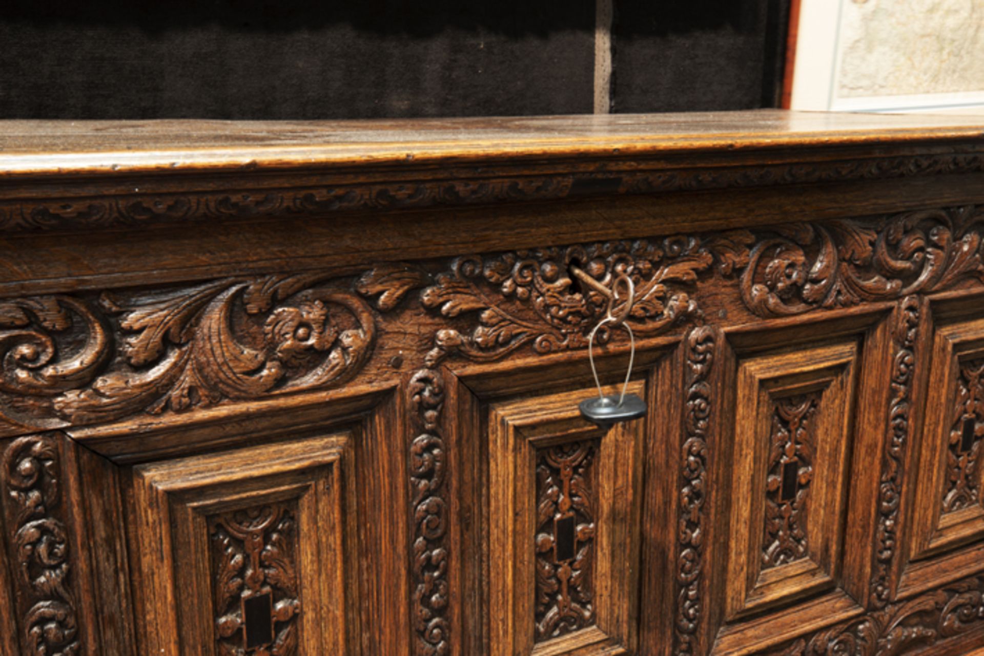 17th Cent. Renaissance style chest in oak and ebony adorned with finely sculpted panels - Bild 3 aus 3