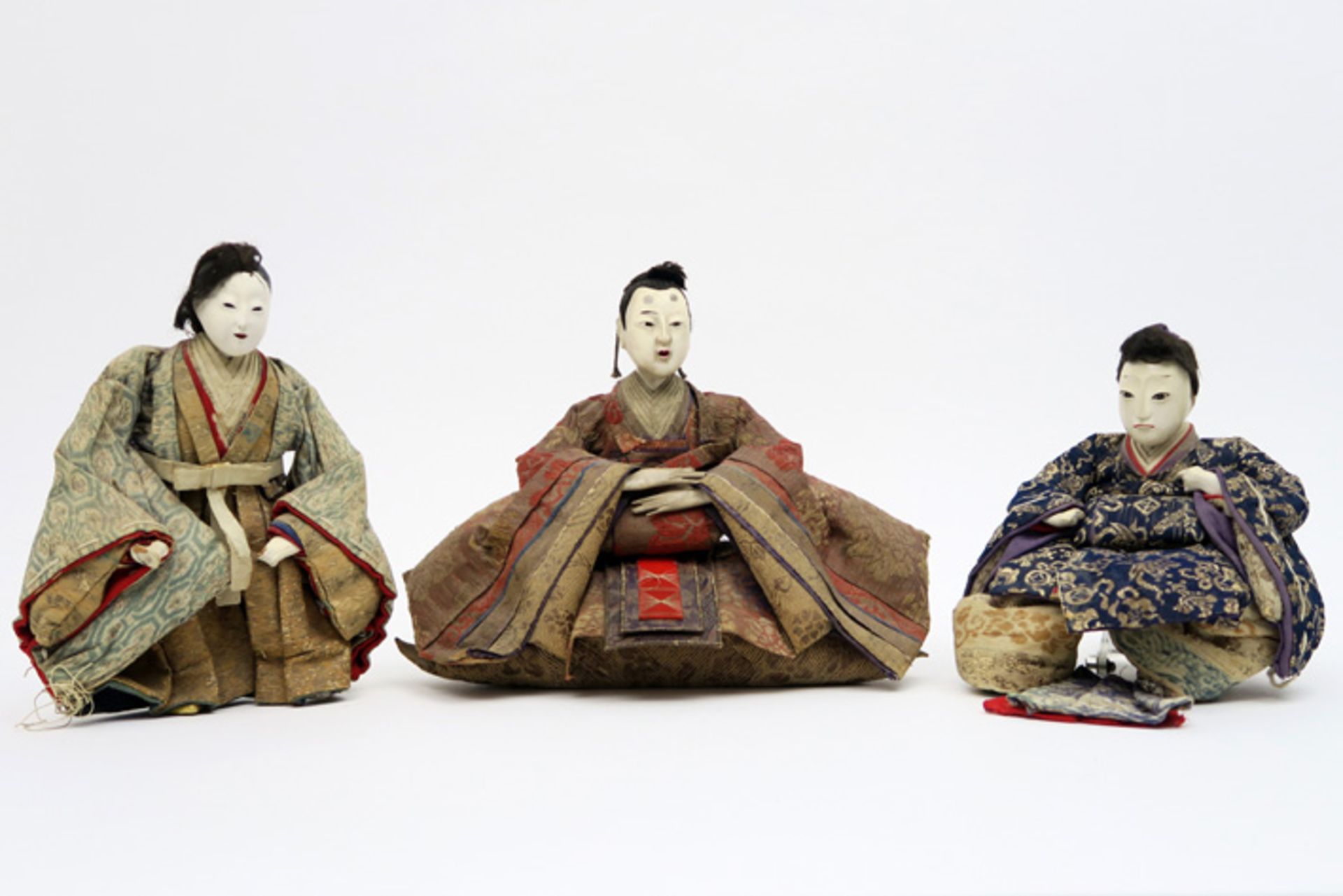 three antique Japanese dolls Lot van drie antieke Japanse "poppen" in papier-mâché met de