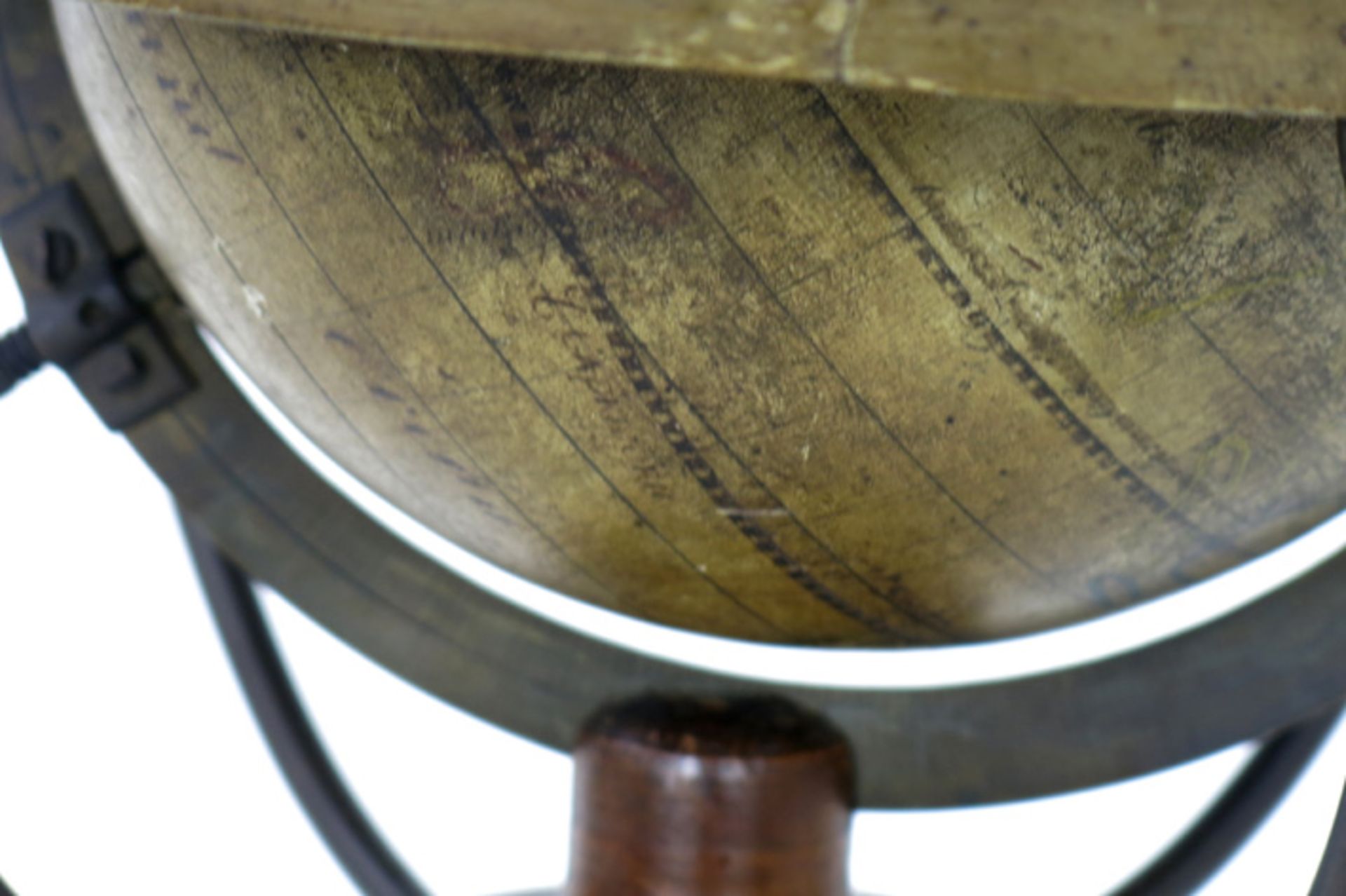 antique earth globe with brass ring and meridian on/in a wooden stand Antieke wereldbol met - Bild 4 aus 4
